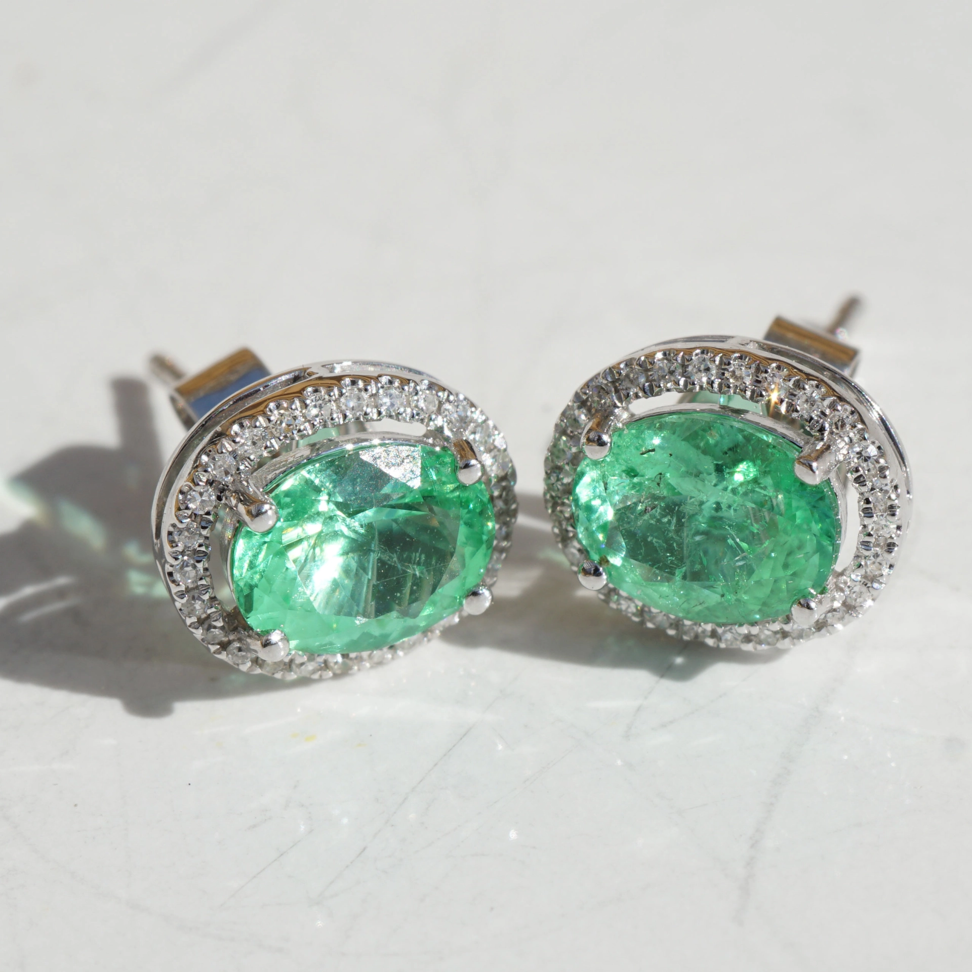 Paraiba Turmalin Ohrstecker 1.70 ct AAA+ 750er Weissgold Diamanten 7x5,5 mm