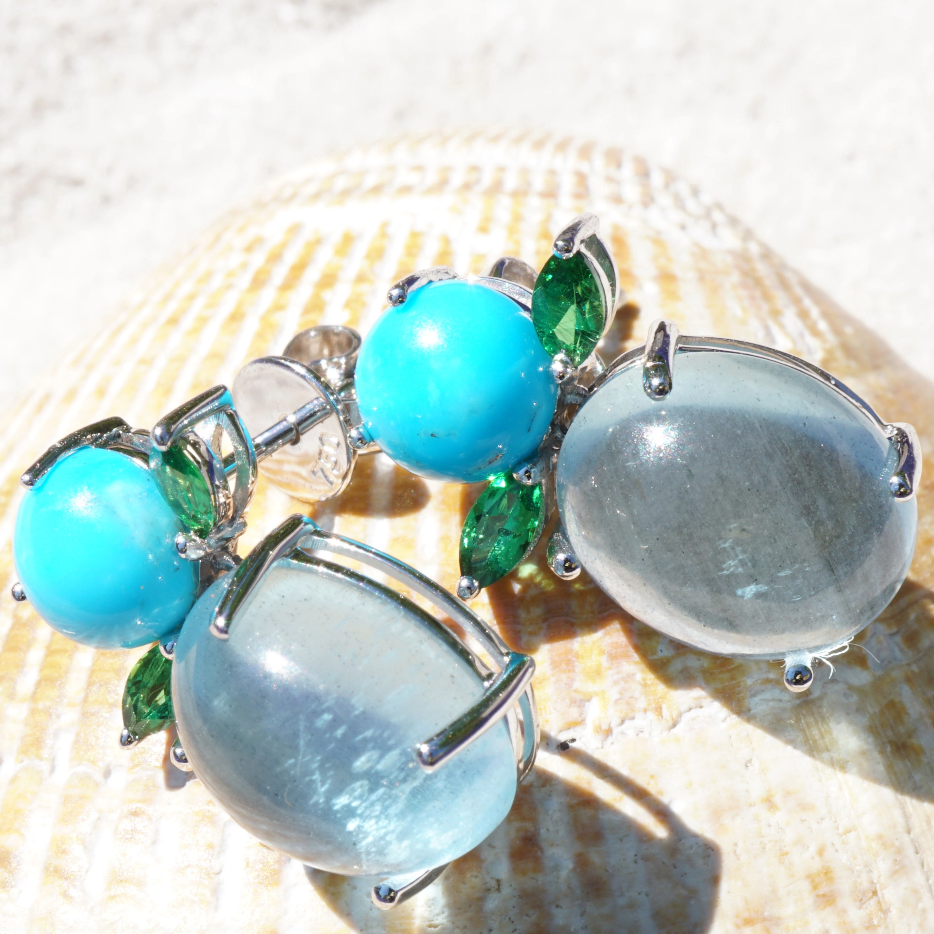 Aquamarin Turqouise Dematoid Earrings 18 kt Whitegold .....little Angels