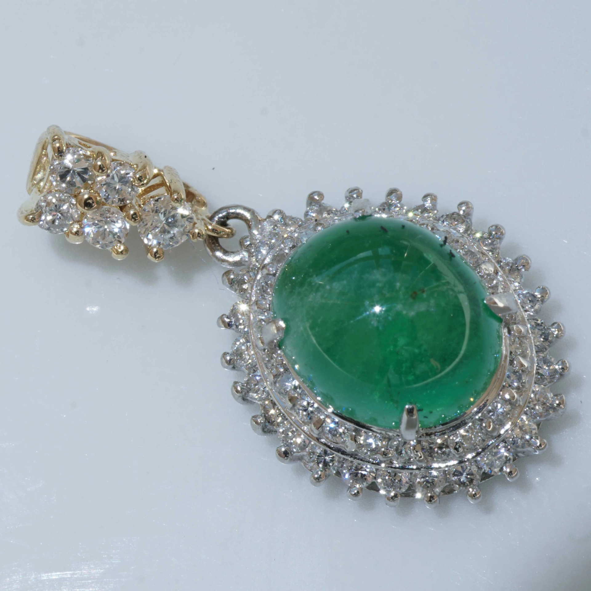 Emerald Brilliant Pendant in so bright Color 3.24 ct 0.50 ct TW VS Platinium 18 kt Gold