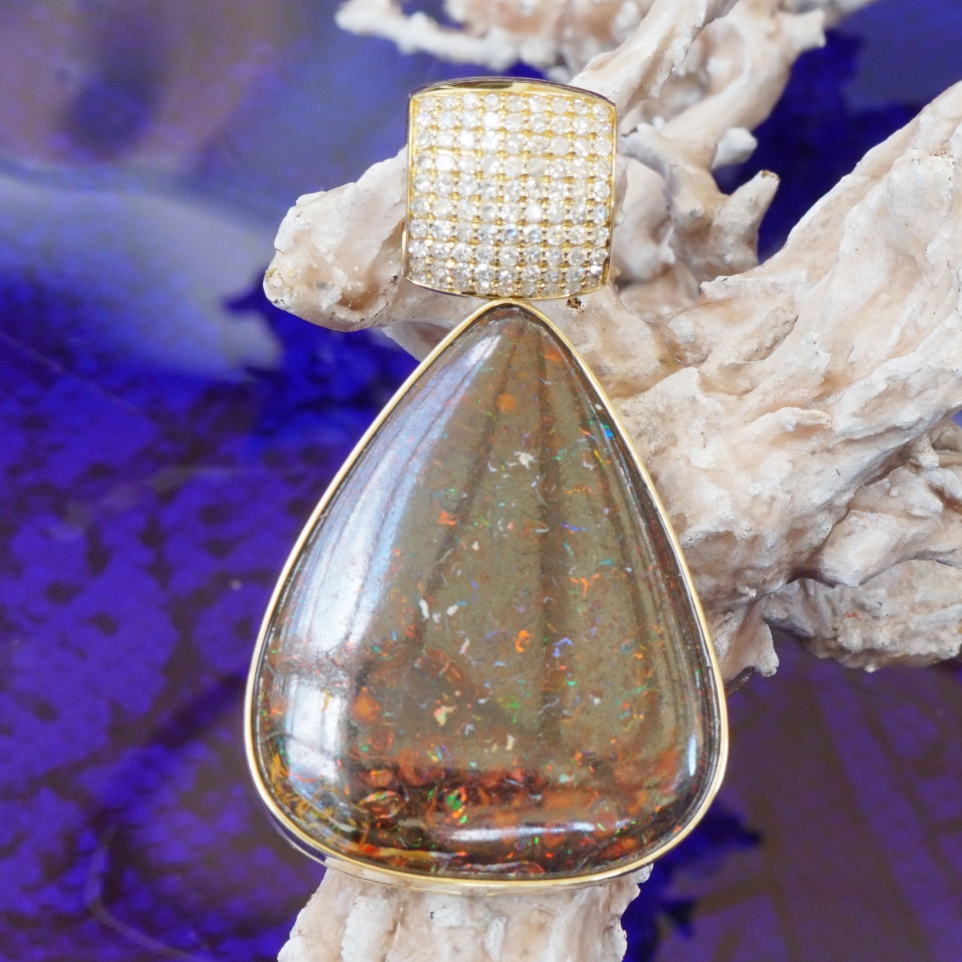 Opal Matrix Brilliant Pendant 31 ct 0.46 W SI-P 750 Yellow Gold AUSTRALIA