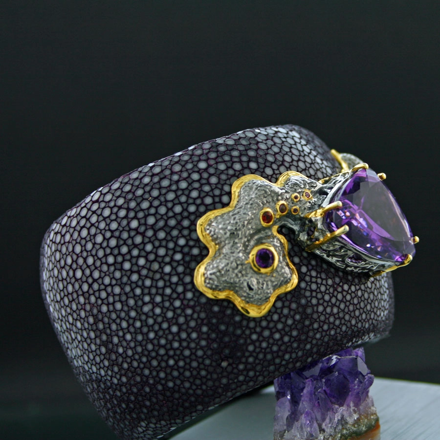Rochenleder-Armreif mit Edelsteinen und großen Amethyst, 925/-Silber/vergoldet, Handarbeit, SW 960.-