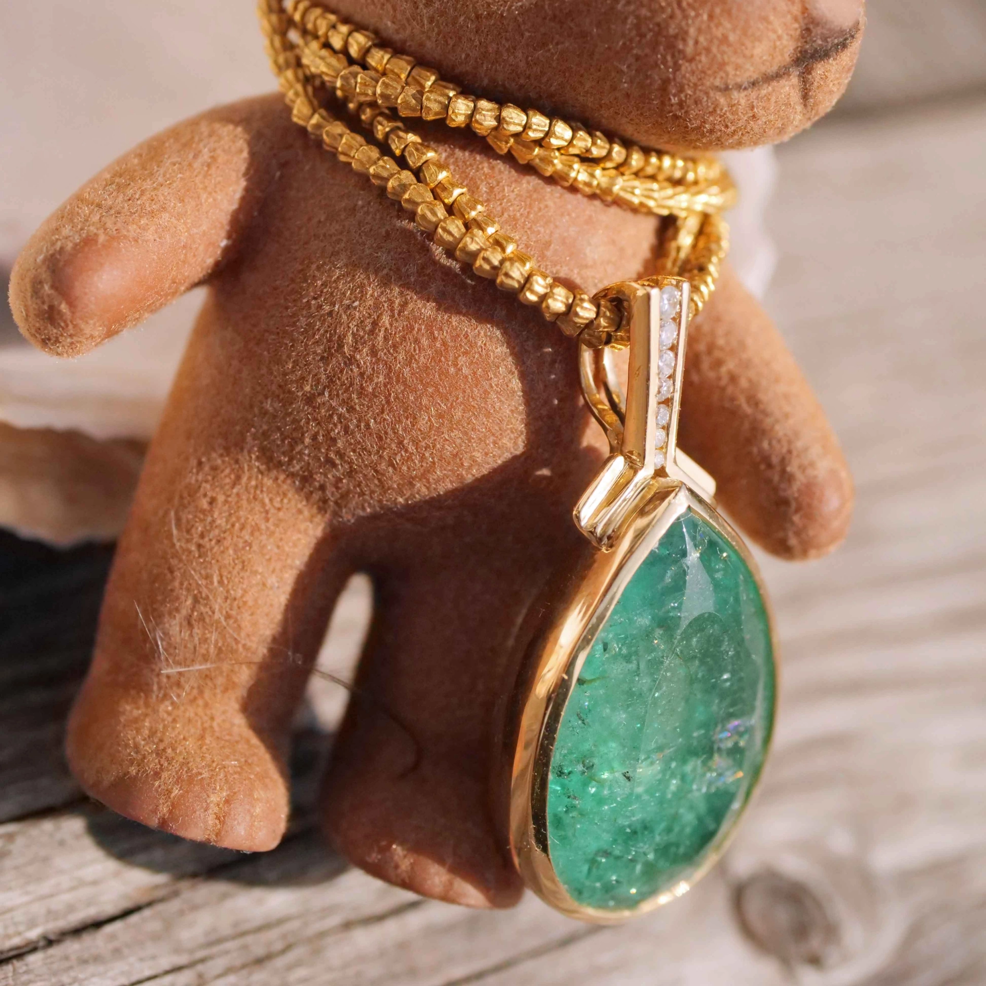 Emerald Drop Brilliant Pendant with magnific 28 carat Weight 14 kt Yellowgold
