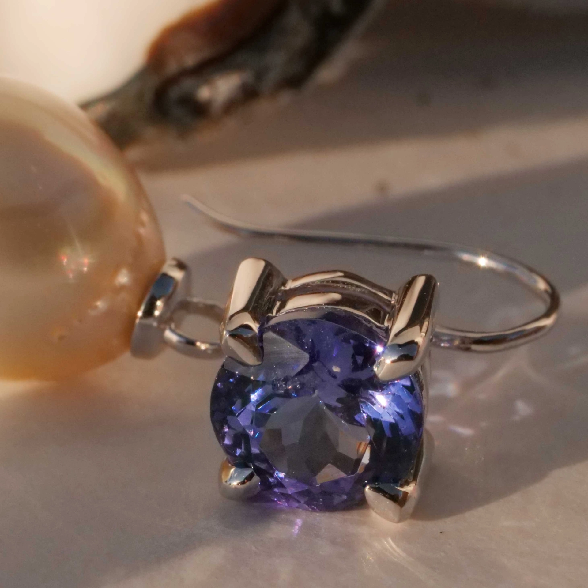 Tansanite South Sea Earrings 18 kt White Gold 3.22 ct...Pearls can be removed
