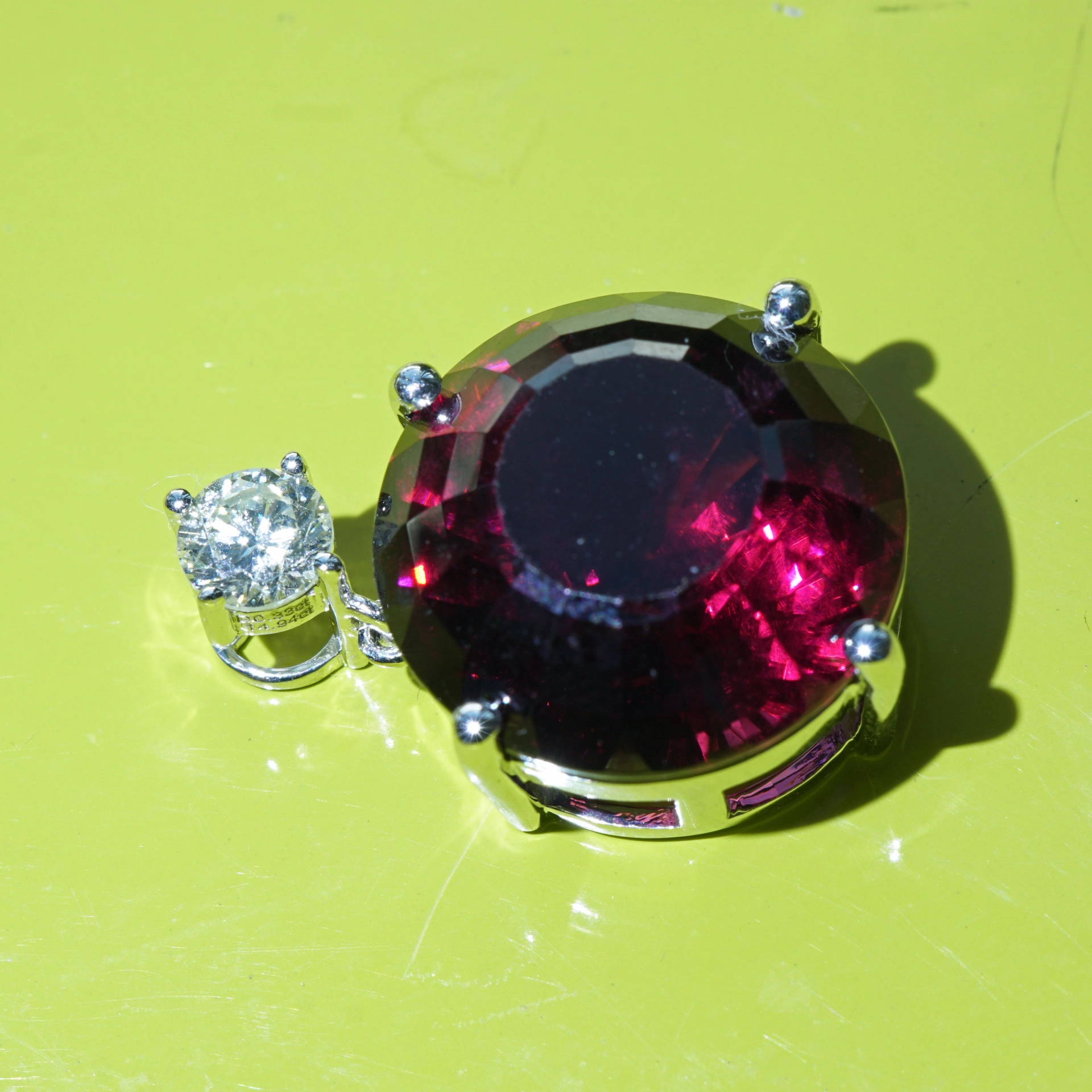 Rhodolithe Garnet 15 ct amazing Color with IGI Diamond