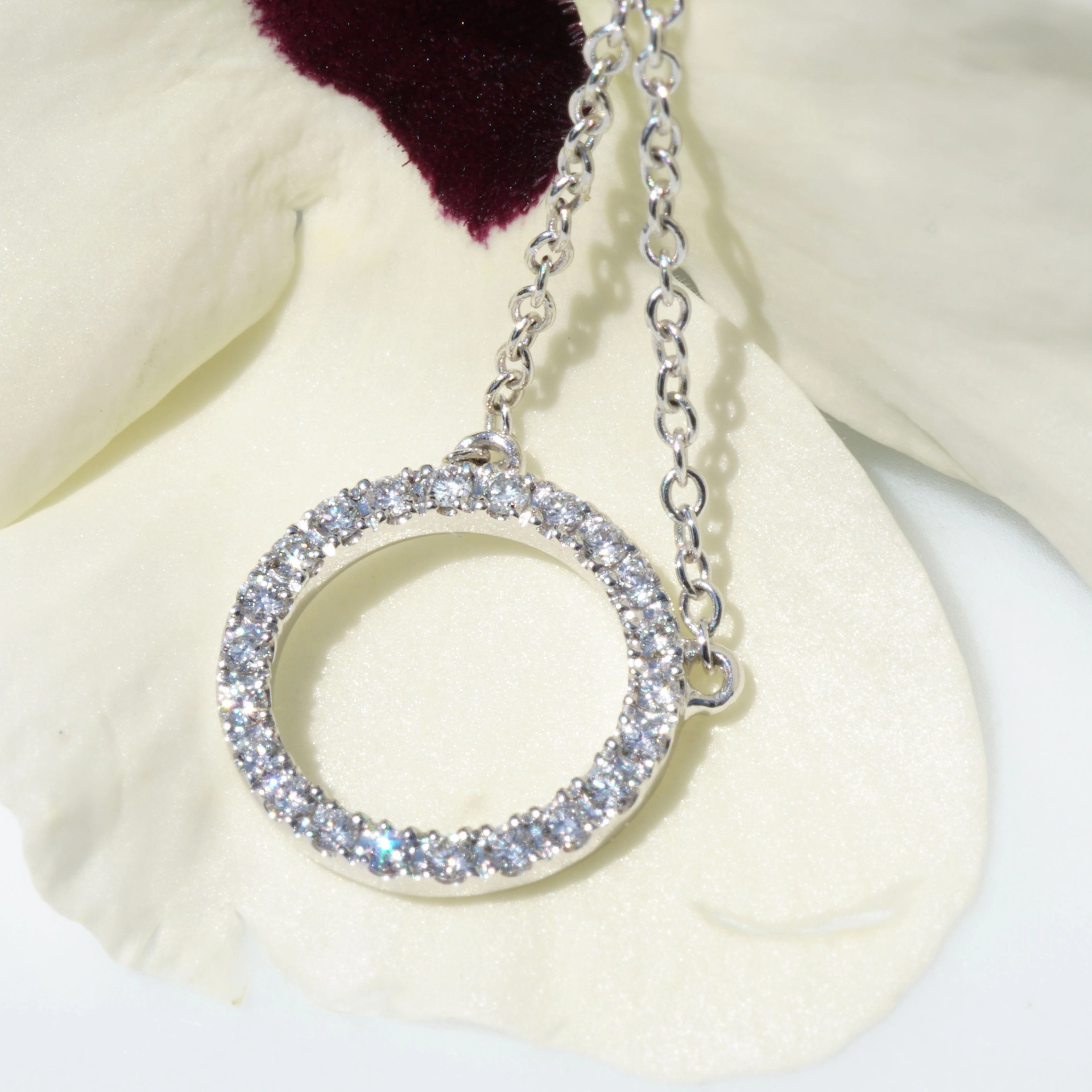 Brilliant pendant made of 750 white gold....Brilliant Circle