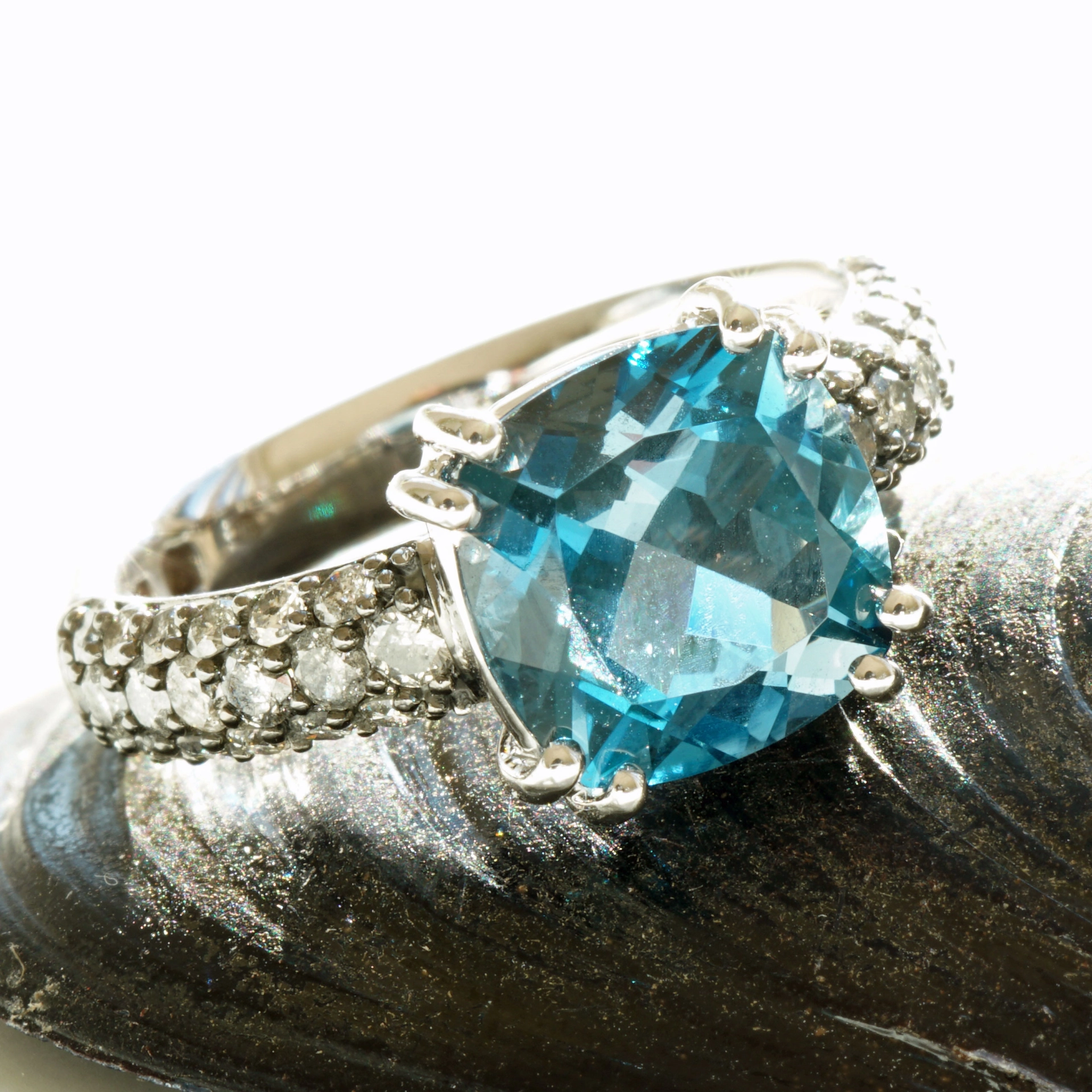 Blue and Grey....what a Cool Combination....Whitegold Ring 18 kt Topaz and Diamonds