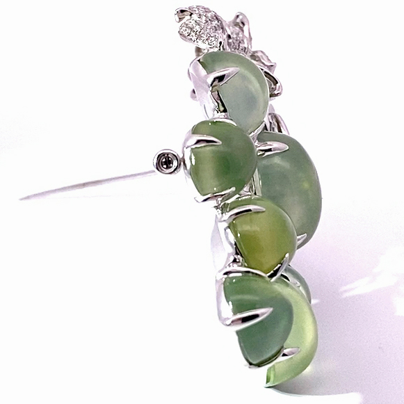 Wine Prehnite Brilliant Brooch with Pendant 750 White Gold 70 ct 2.19 ct TW / VVS-VS 