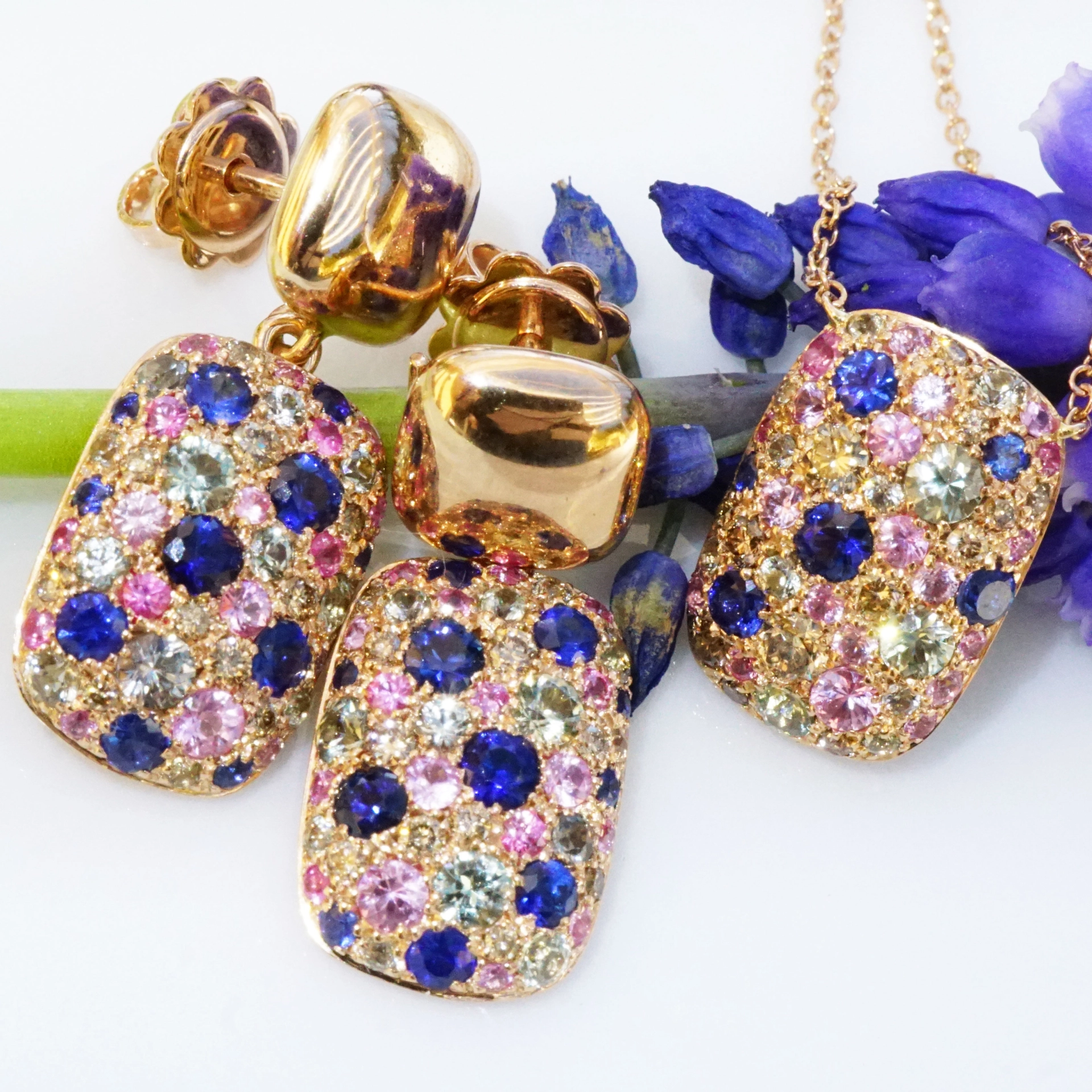 Saphire Brilliant Necklace 18 kt Rose Gold...wonderful play of Colors