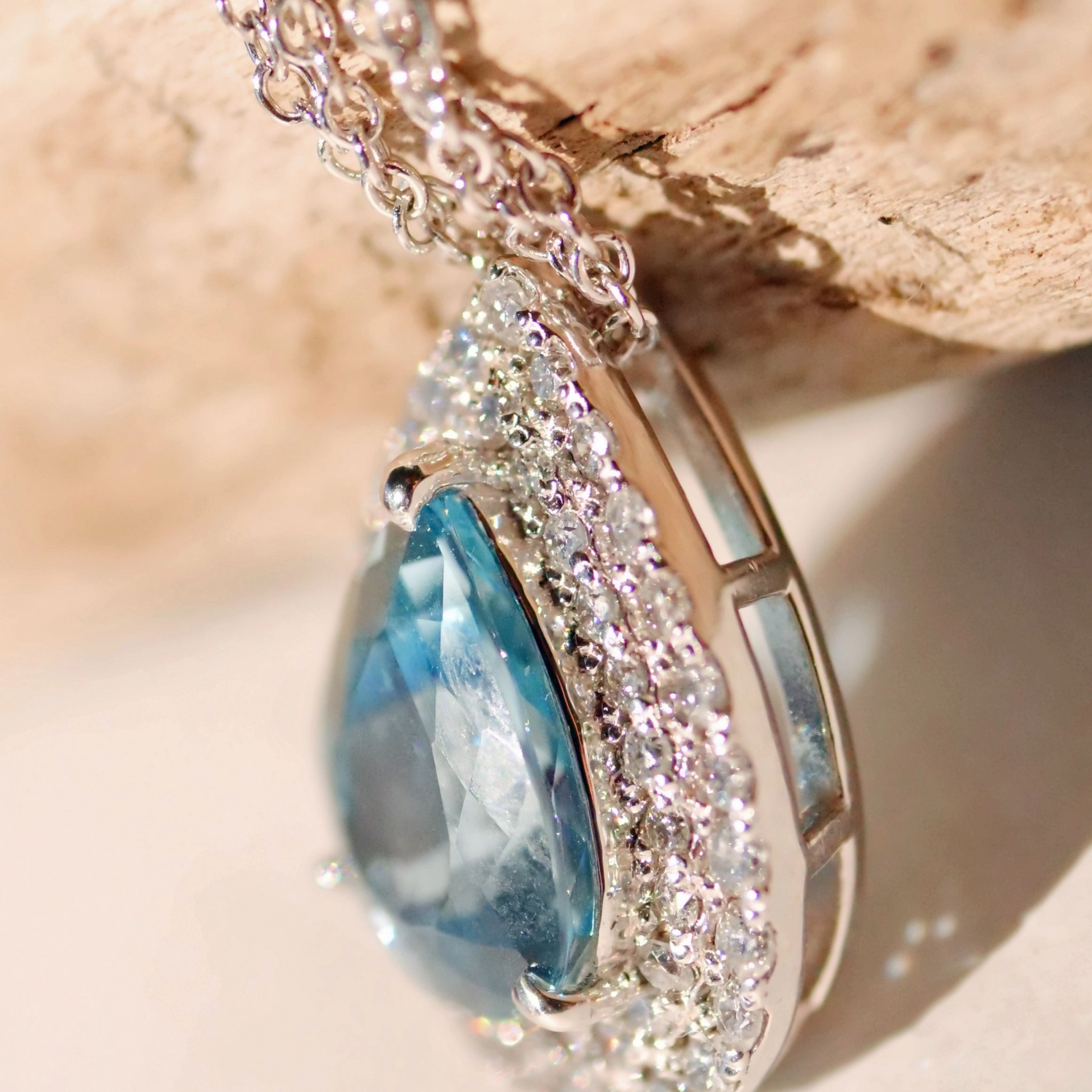 Santa Maria Aquamarin Brilliant Pendant 2.73 ct  950 platinum 0.63 ct Rare Color