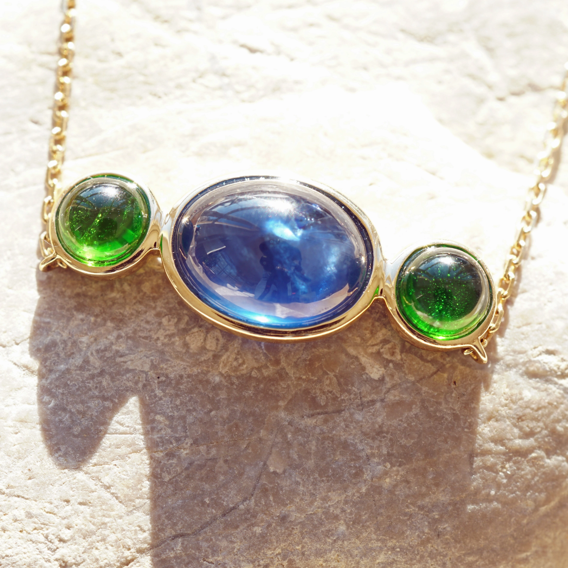 Saphire Diopside Cabochon Necklace 18 kt Yellowgold....great Colors