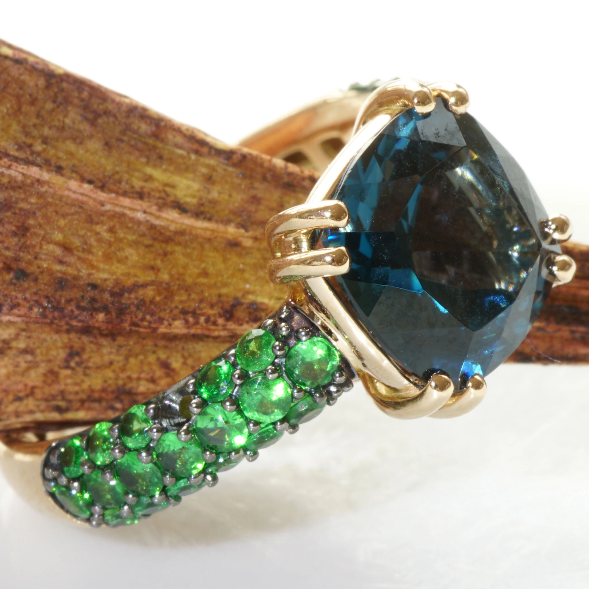 Blue and Green....what a Cool Combination....Yellowgold Ring 18 kt Topaz and Tsavorith