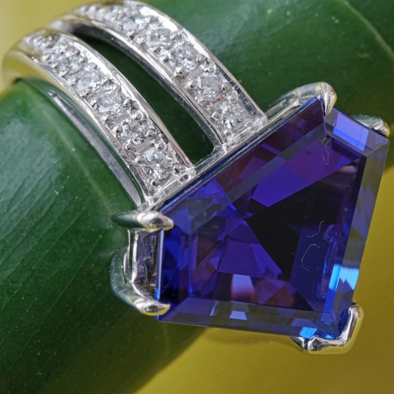 Tansanit-Brillant-Ring-900er-Platin-7.91 ct-0.40 ct