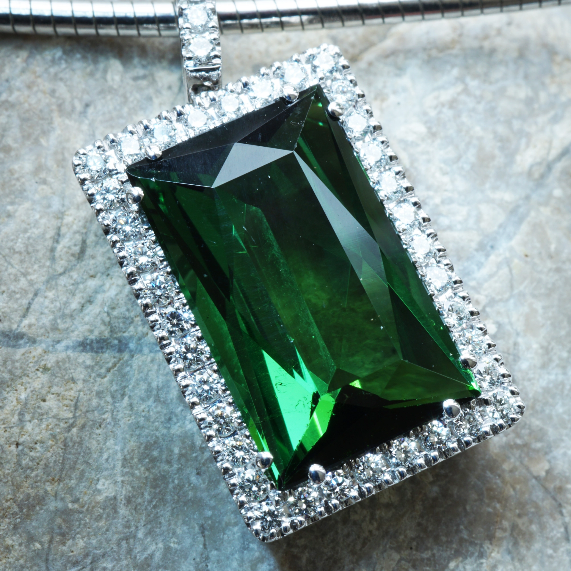 Turmalin Brillant Anhänger 750er Weissgold 9.10 ct 0.50 ct TW VS AAA+ AMAZONASGRÜN
