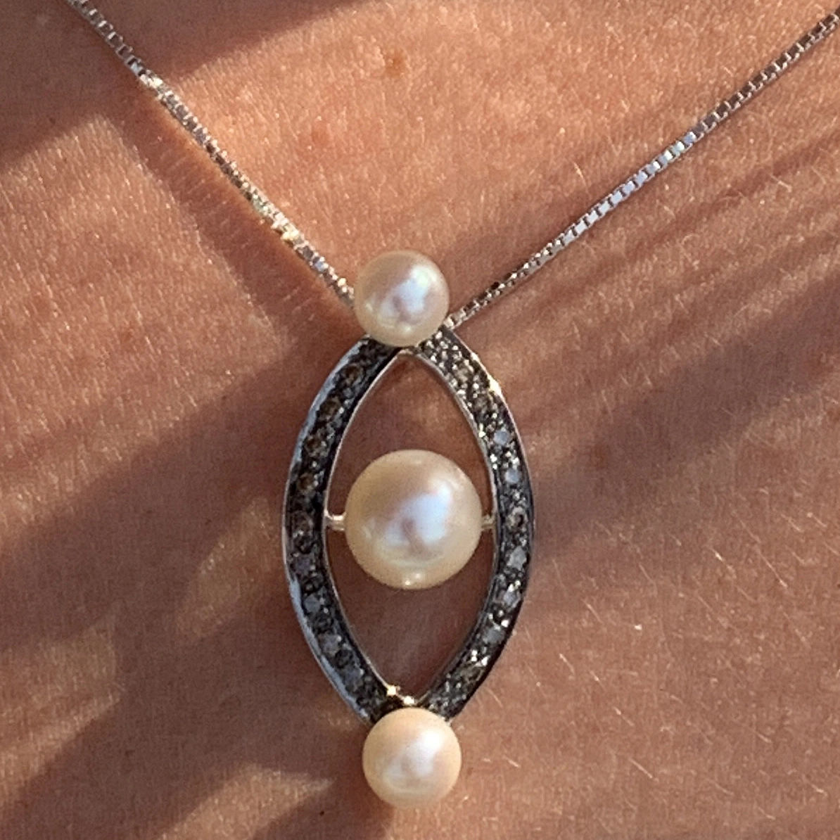 Brillant Perl Anhänger / Kette 750er Weissgold Ellipse Rivoire 0.22 ct schwarz-weiss 30 x 14 mm