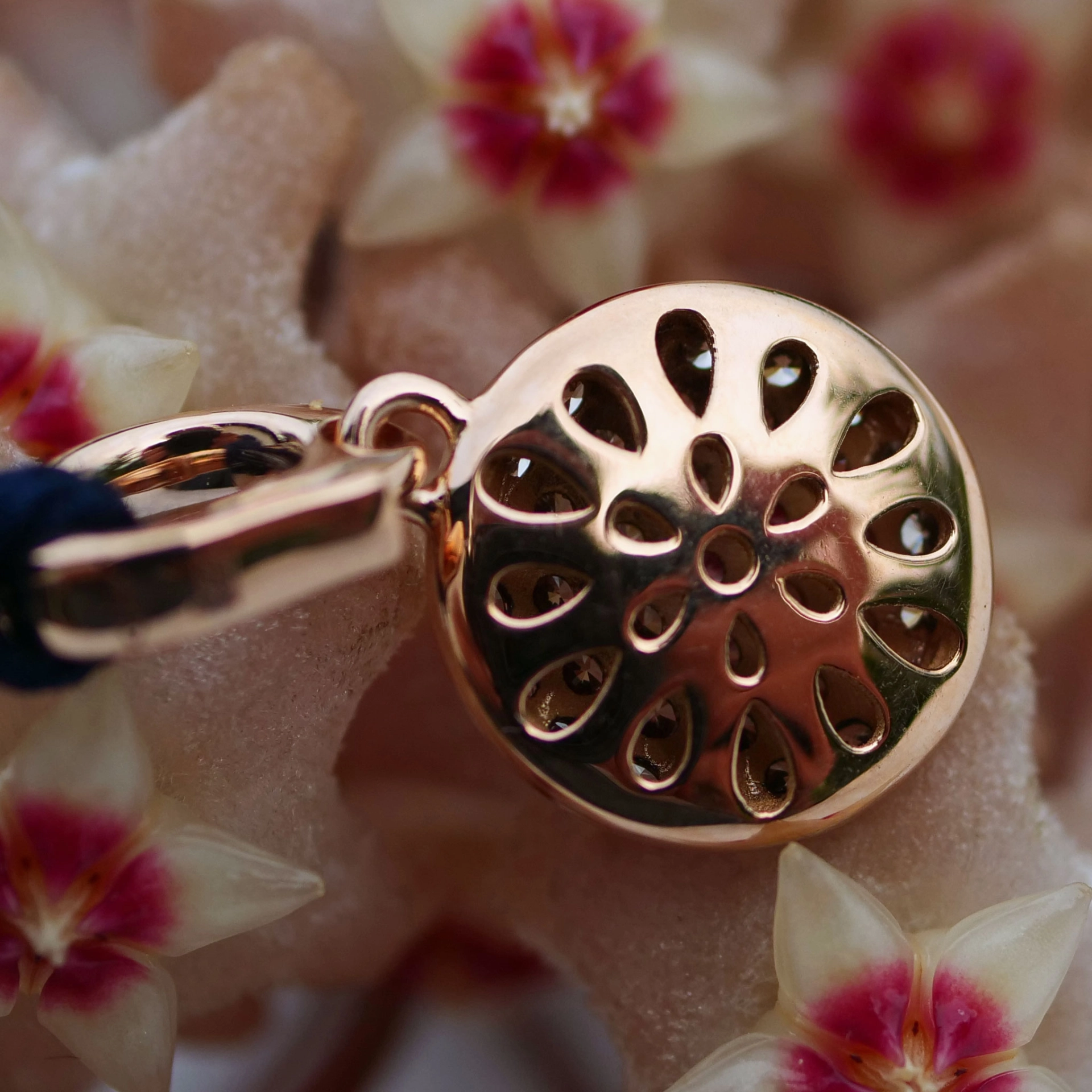 A chic Diamond Pendant that convinces....18 kt Rosegold made in Italy