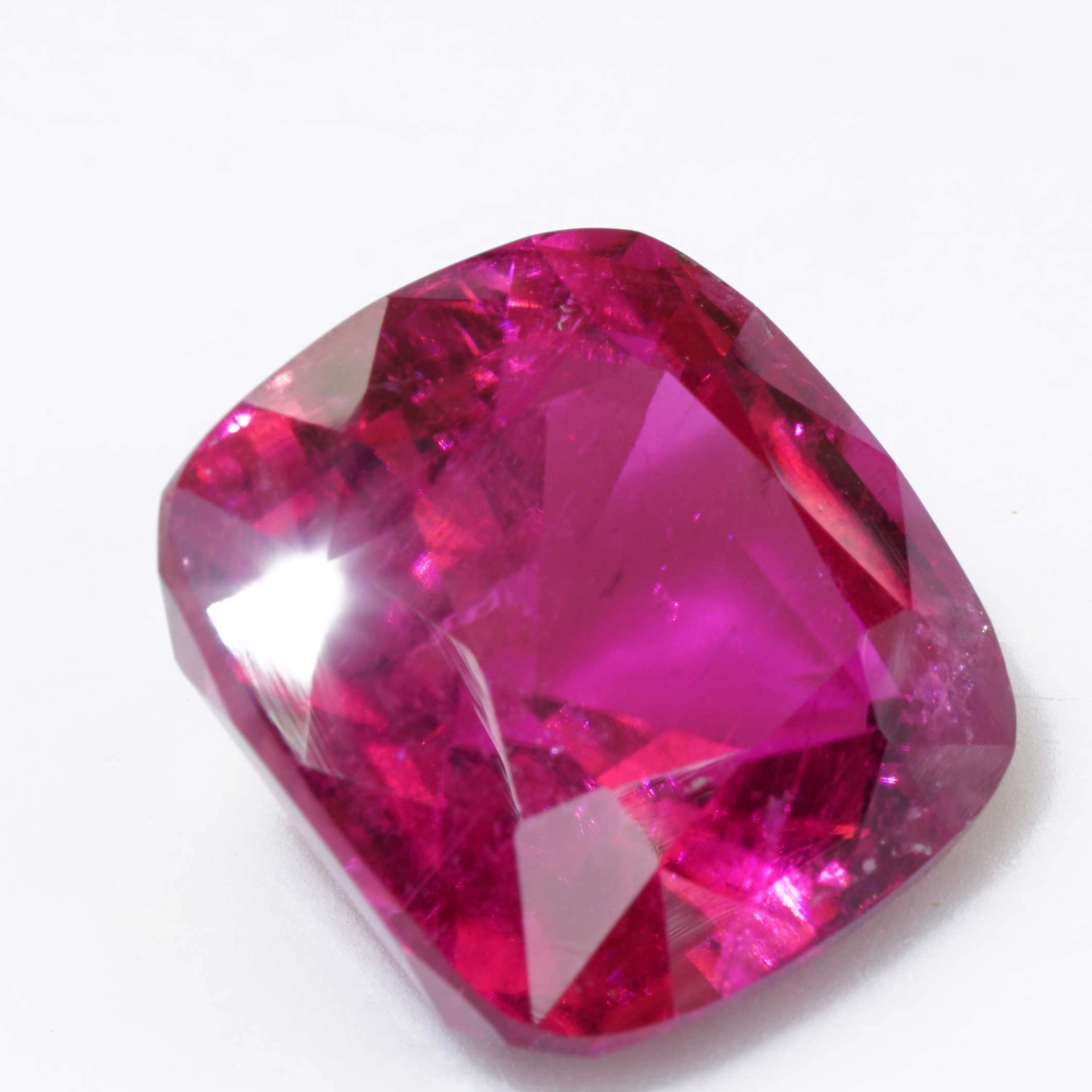Rare Rubellite from Afghanistan 23.10 ct red-pink Exception of Luminosity AAA+