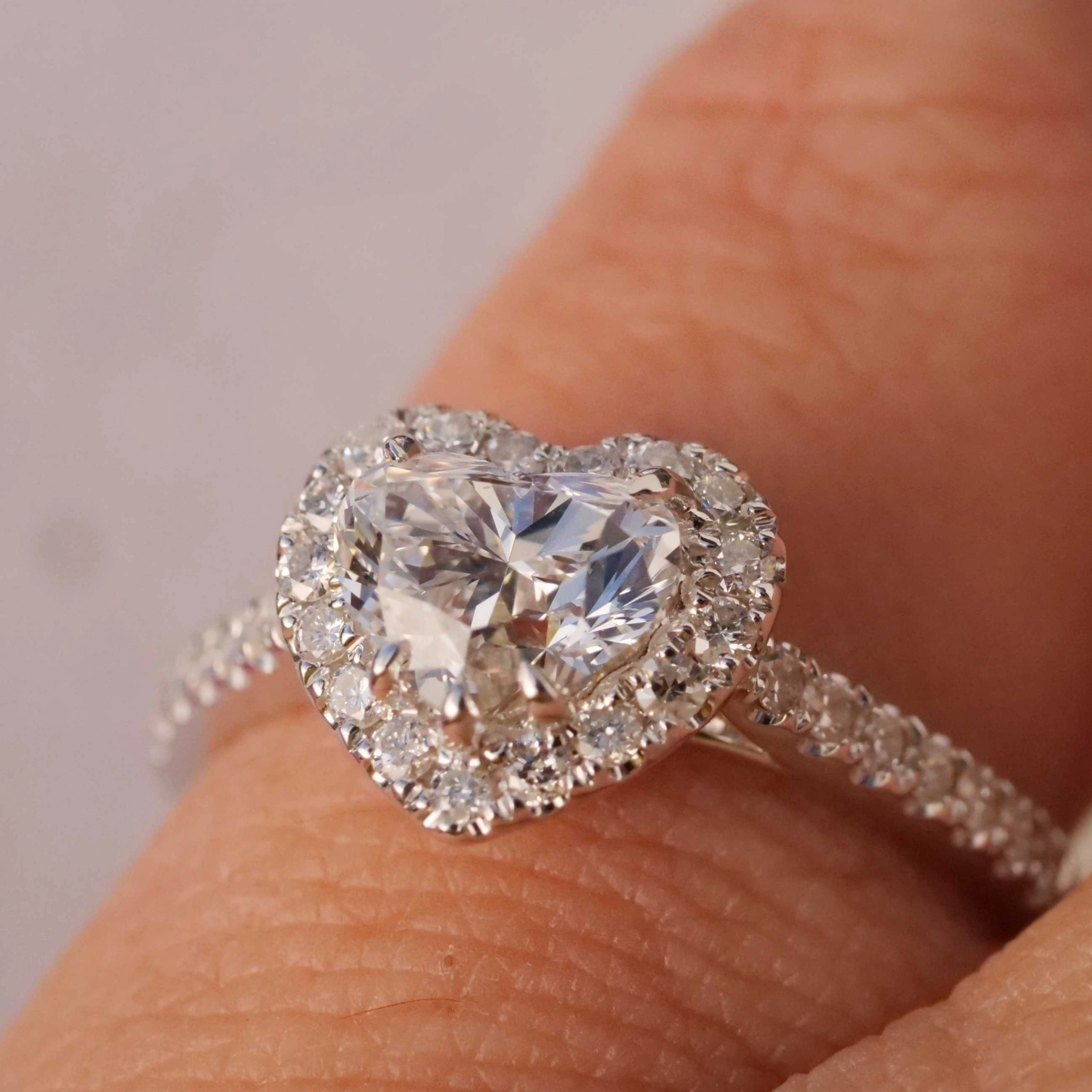 Ring 18 kt White Gold with Heart full cut brilliant approx. 1.00 ct, E (very fine white) / VVS2(very small inclusions), with GIA report