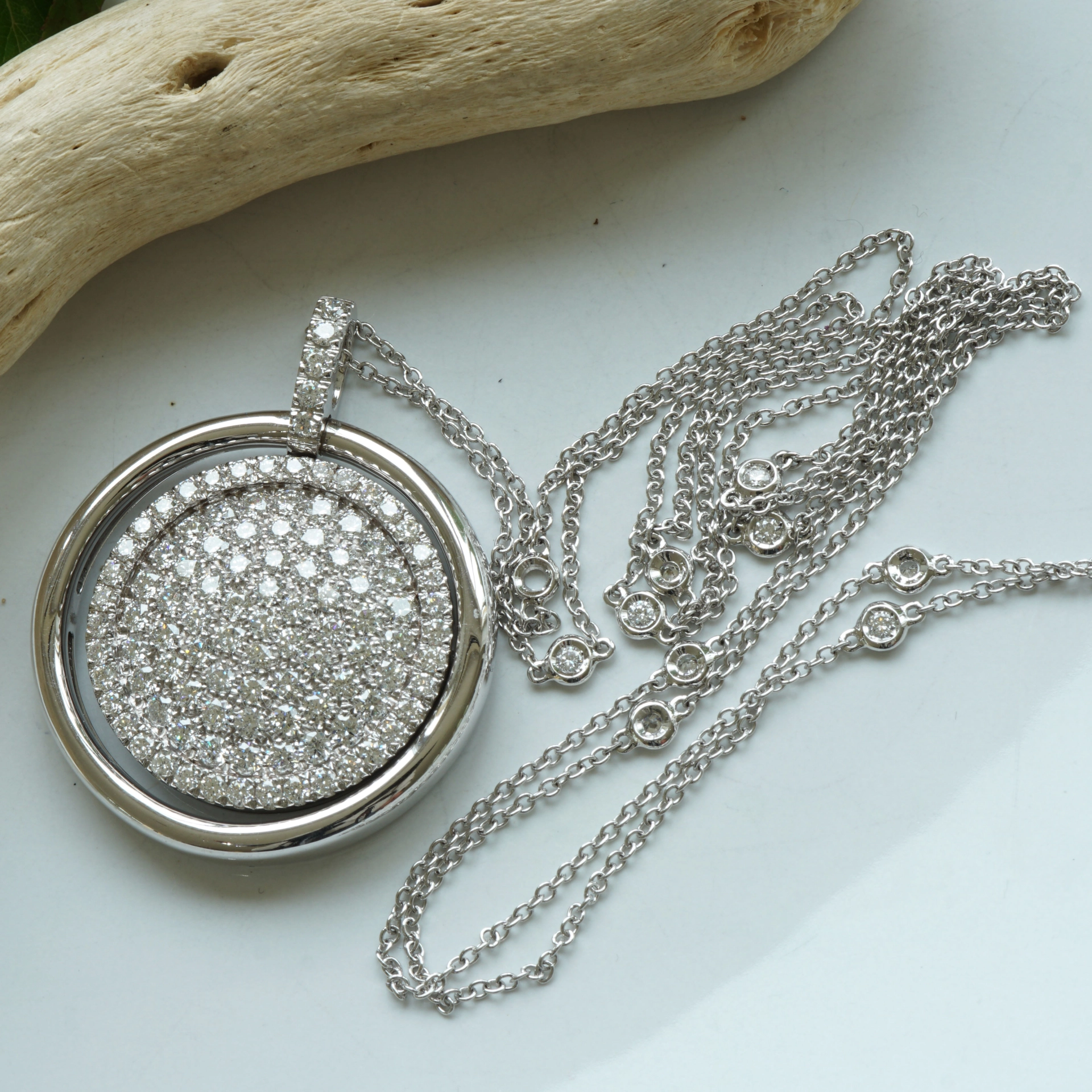 High Quality of Diamonds and a Special Workmanship makes a marvelous Piece of Jewelry