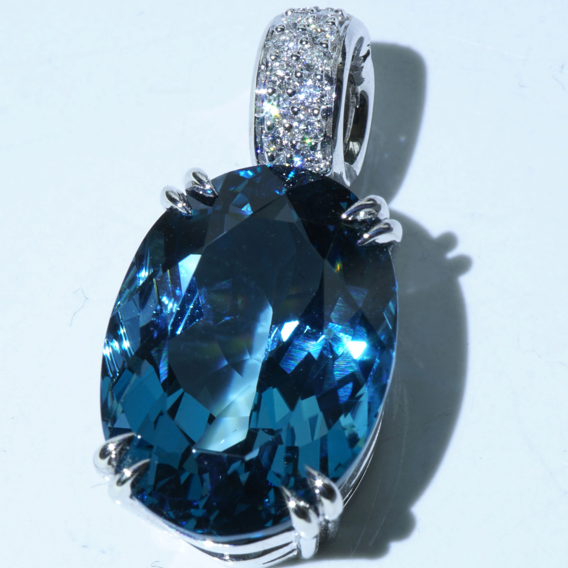 Amazing color Blue forever londen blue topas approx. 15.30 ct, 17,5 x 13 mm, modern setting with fullcut diamonds