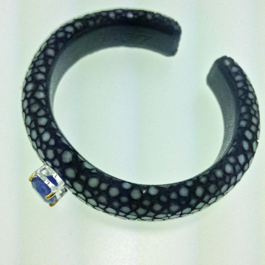 Tansanit-Rochenleder-Armreif-Silber-585er-Gold