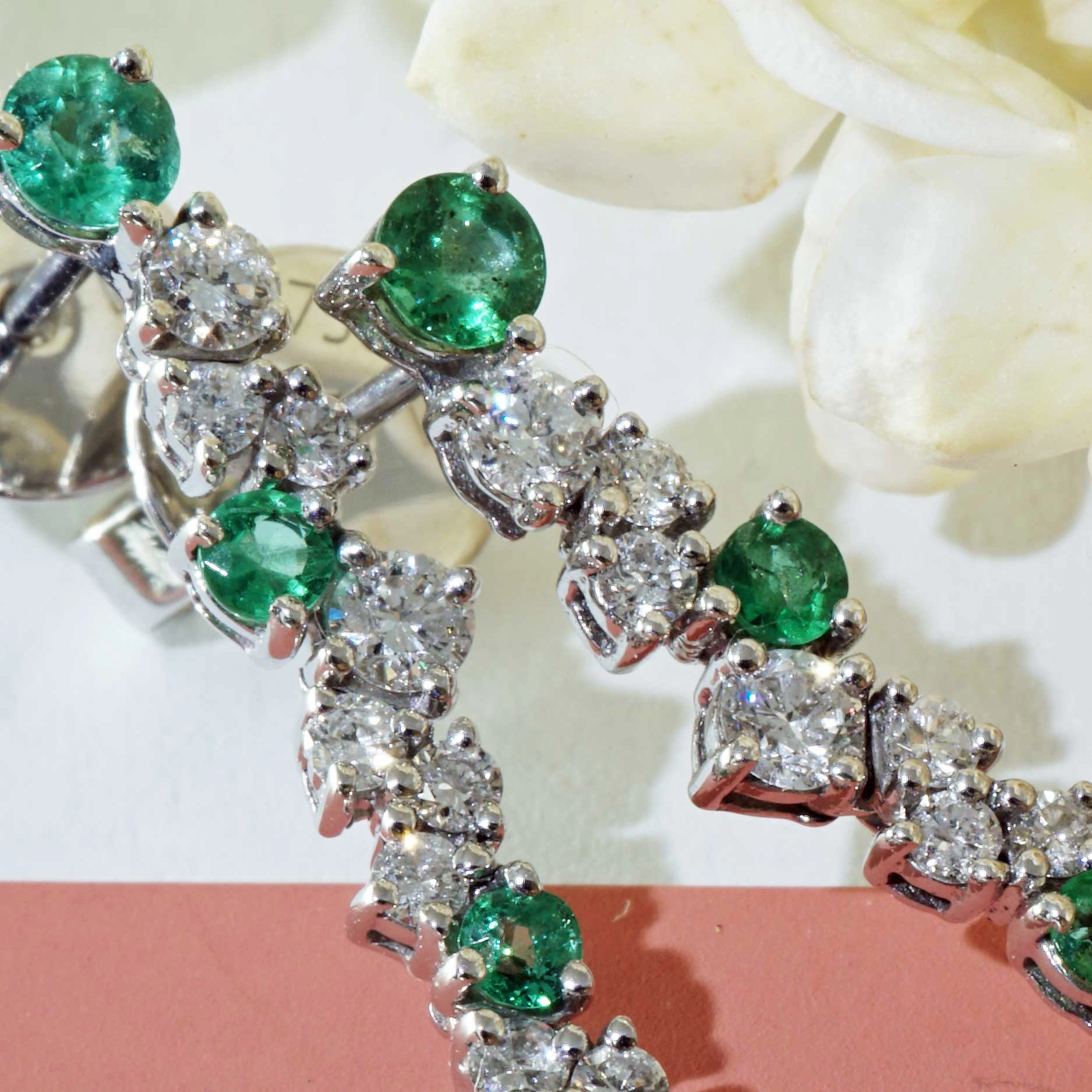 Emerald Brilliant Earrings 18 kt White Gold...for a glorious Appearance