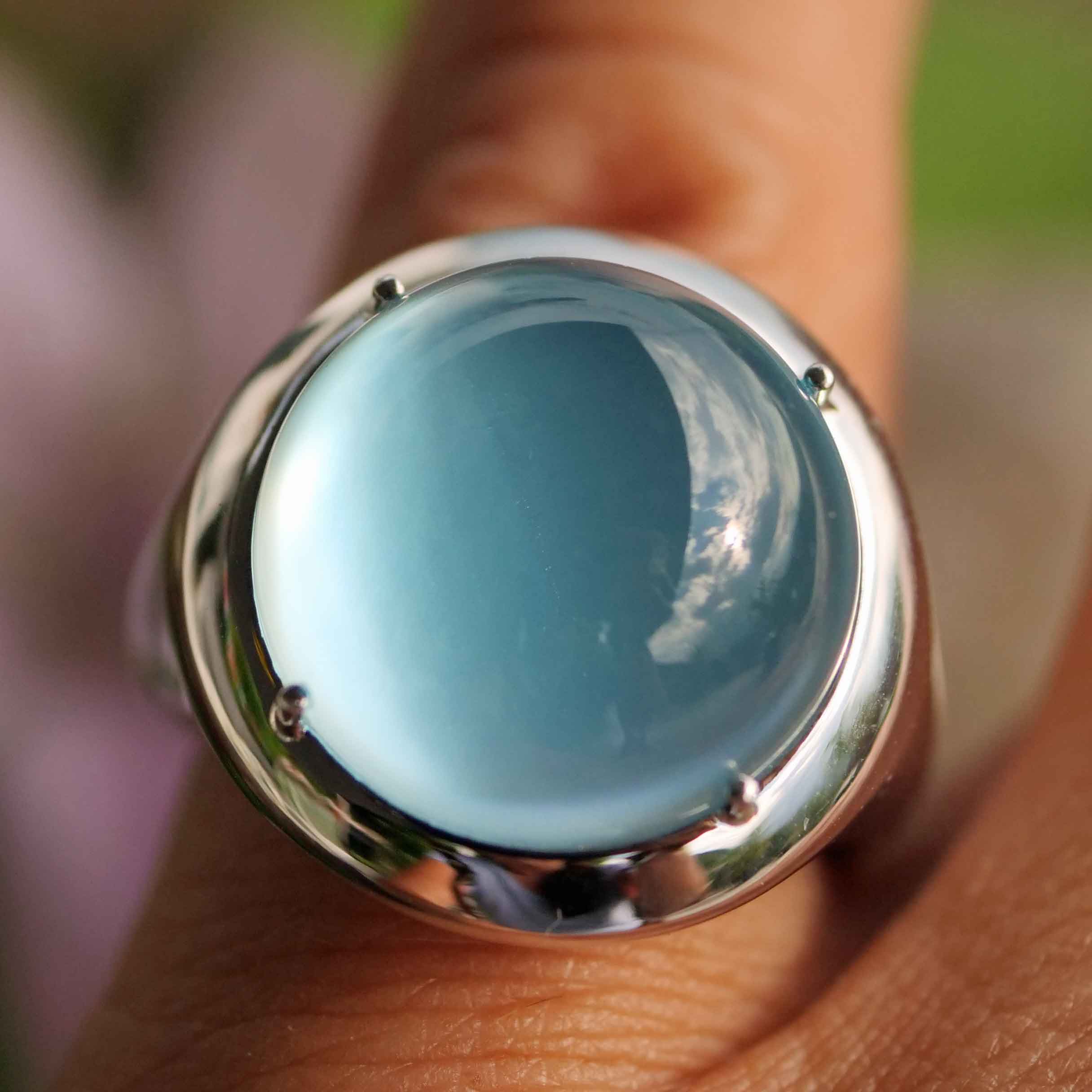 Modern Blue Topaz Mother of Pearl Ring 750 White Gold skyblue Bubble 20 mm diameter