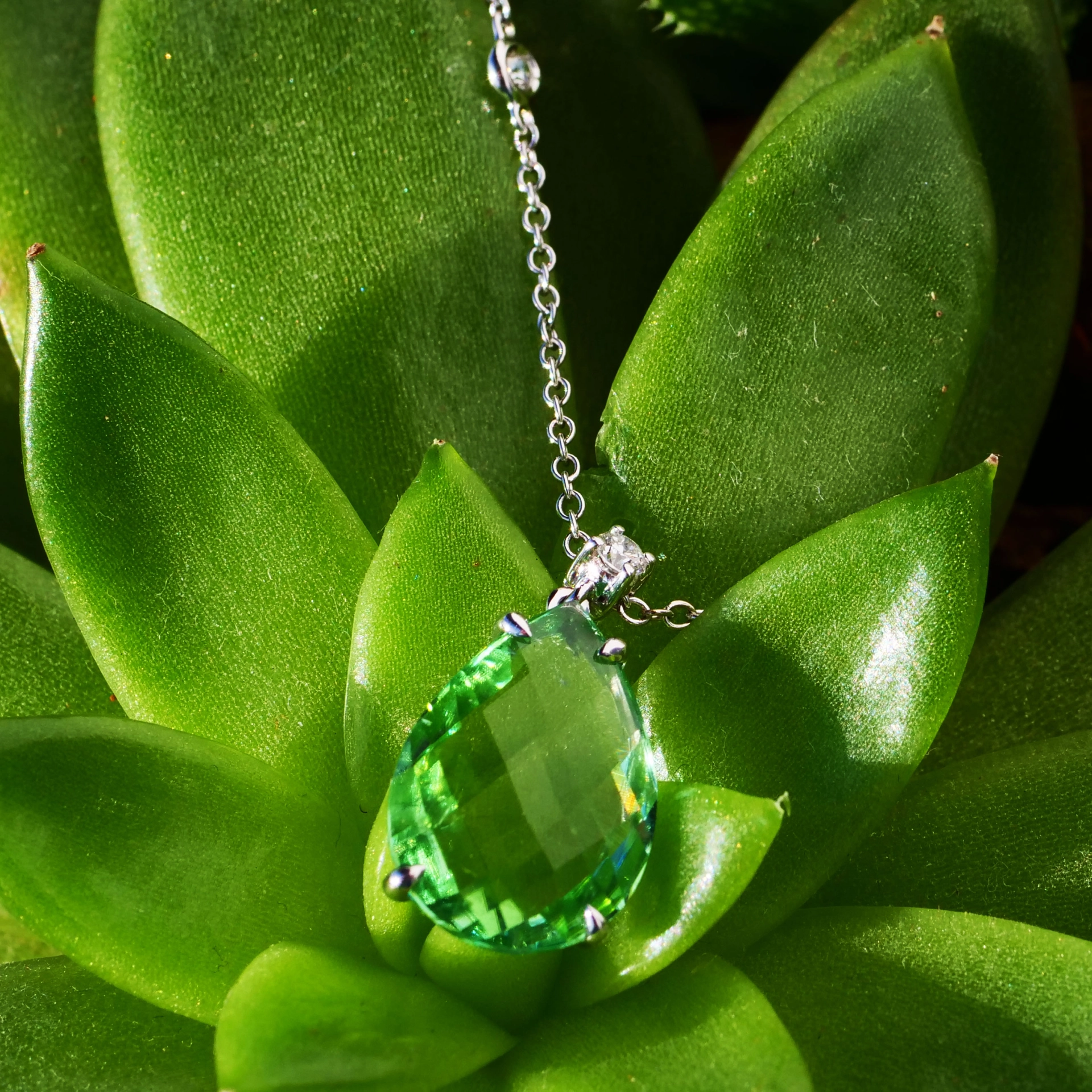 Peridot Brillant Collier 43 cm 750er Weissgold 5 ct 0.13 ct mintfarben Pakistan