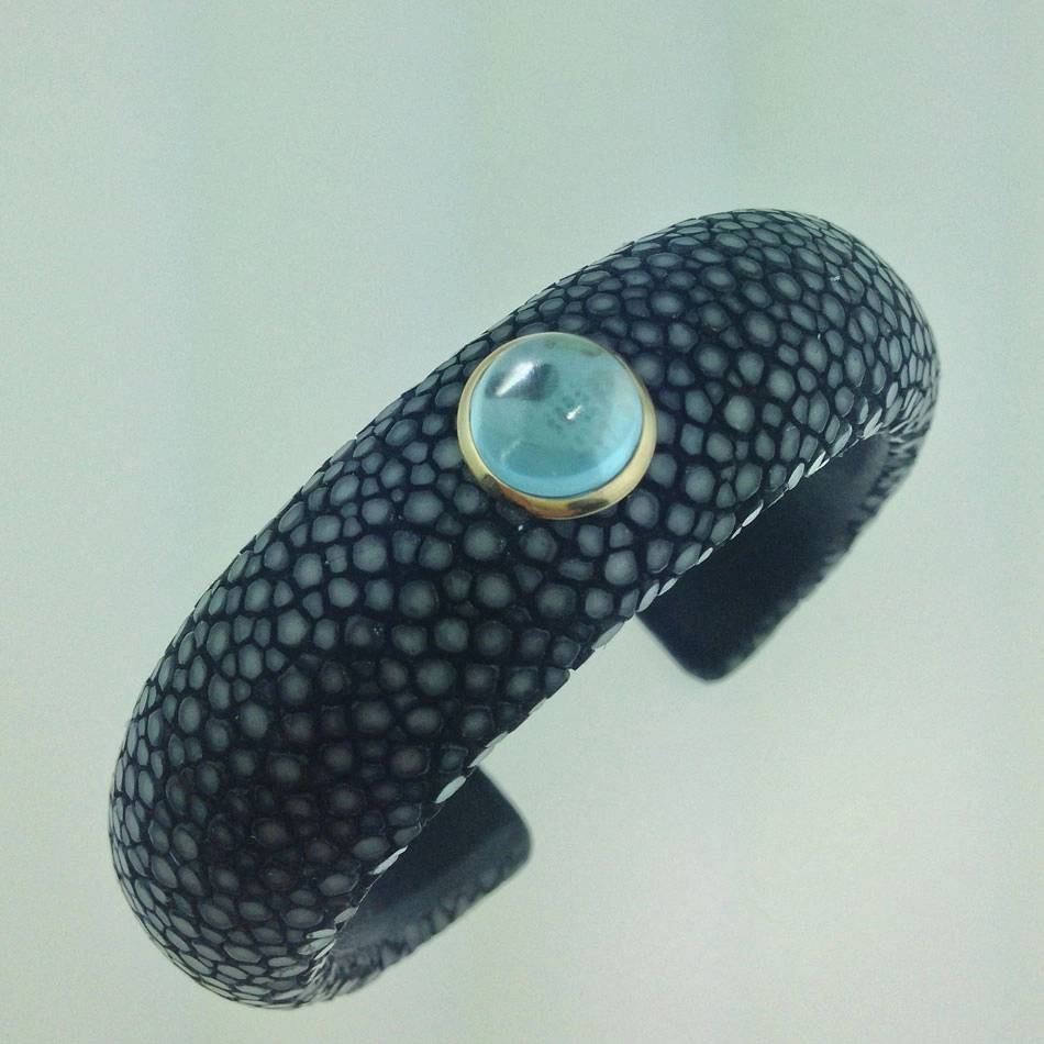 Topaz Stingray Bracelet 14 kt Yellow Gold...Eternity Blue