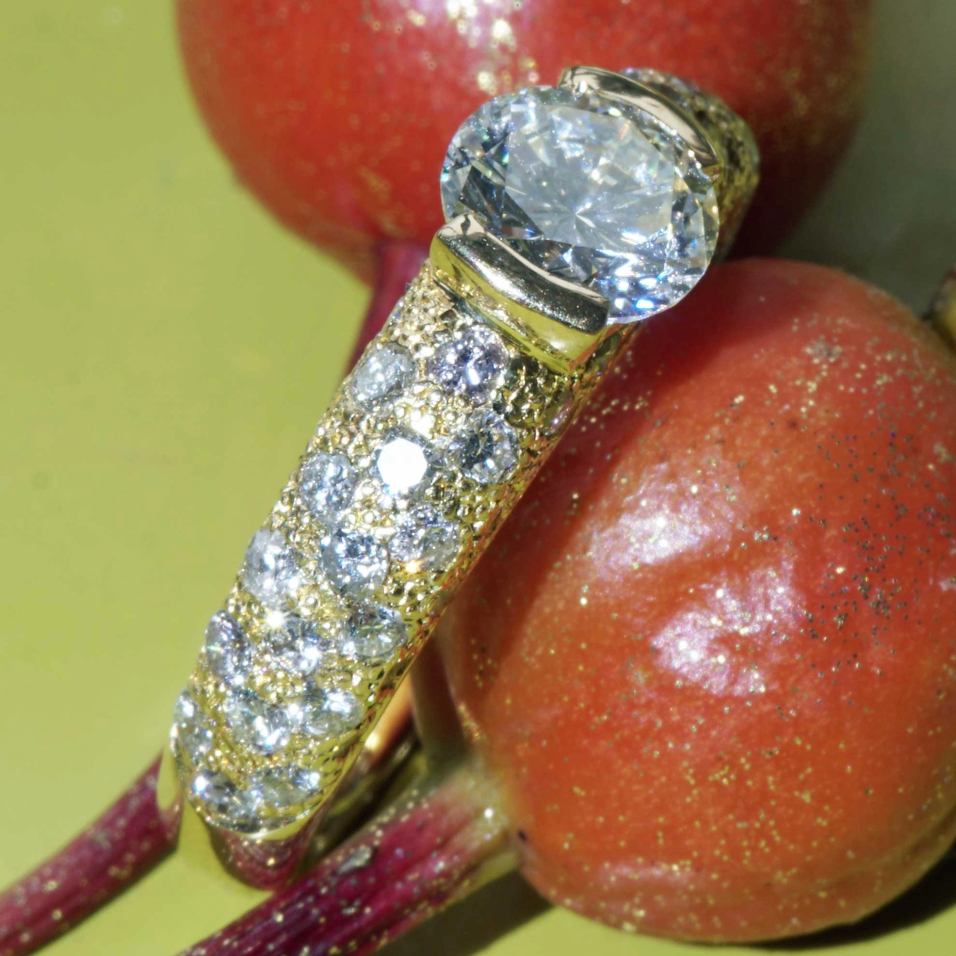 Solitaire Brilliant Ring 18 kt Yellowgold 0.847 ct TW SI nugget shaped Surface