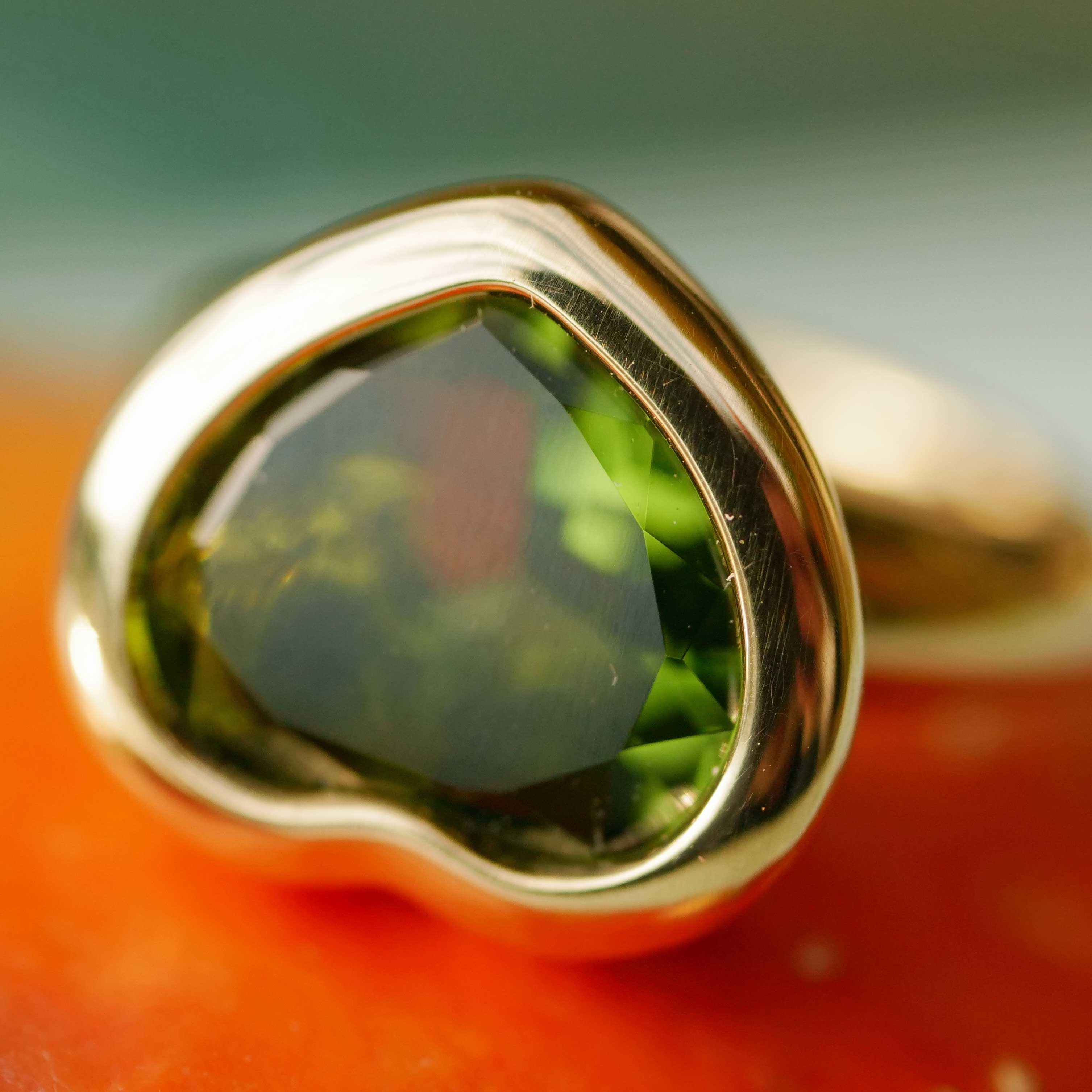 Peridot Heart Ring 750 Yellow Gold made in Valenza... a green modern Heart Ring in solid Gold