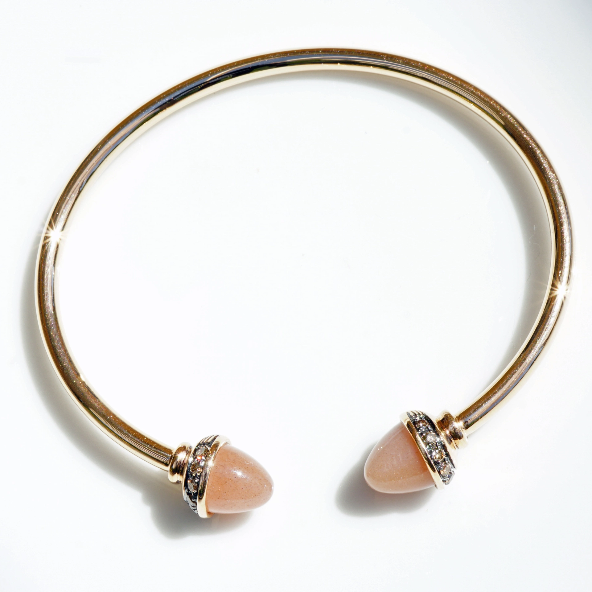 Moonstone and light brown Diamond Bracelet 18 kt Rosegold 5.80ct ...what a combination!