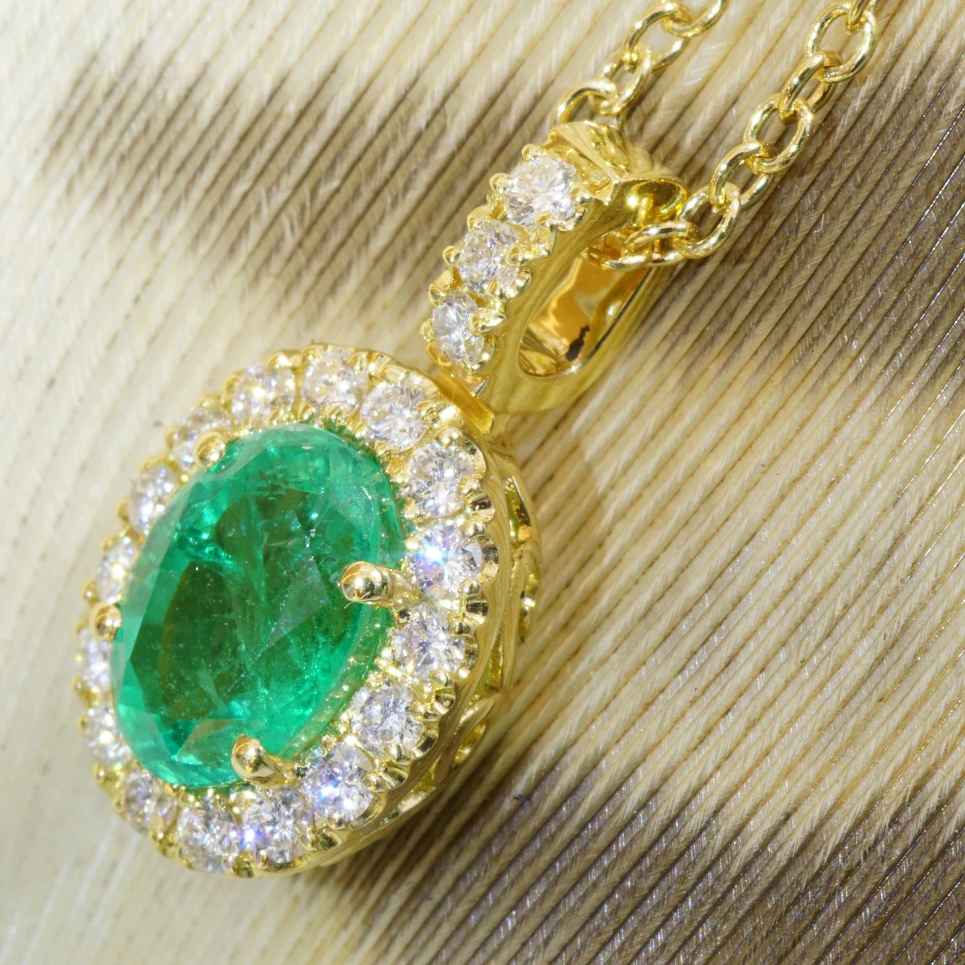 Top Emerald Brilliant Pendant with Chain 18 kt Yellow Gold 0.90 ct AAA+