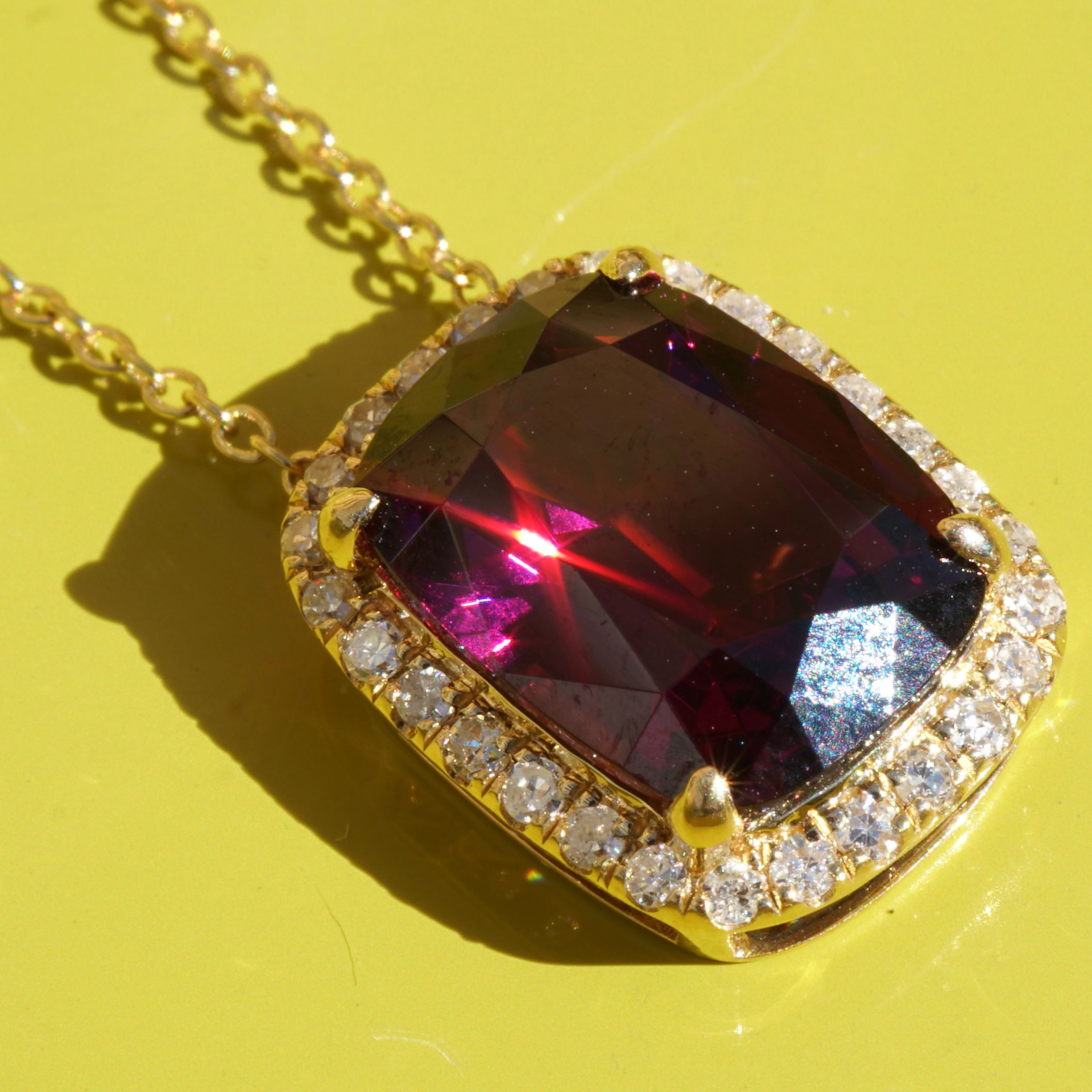 Rhodolite Pendant with Diamonds....Mozambique 18kt Yellowgold