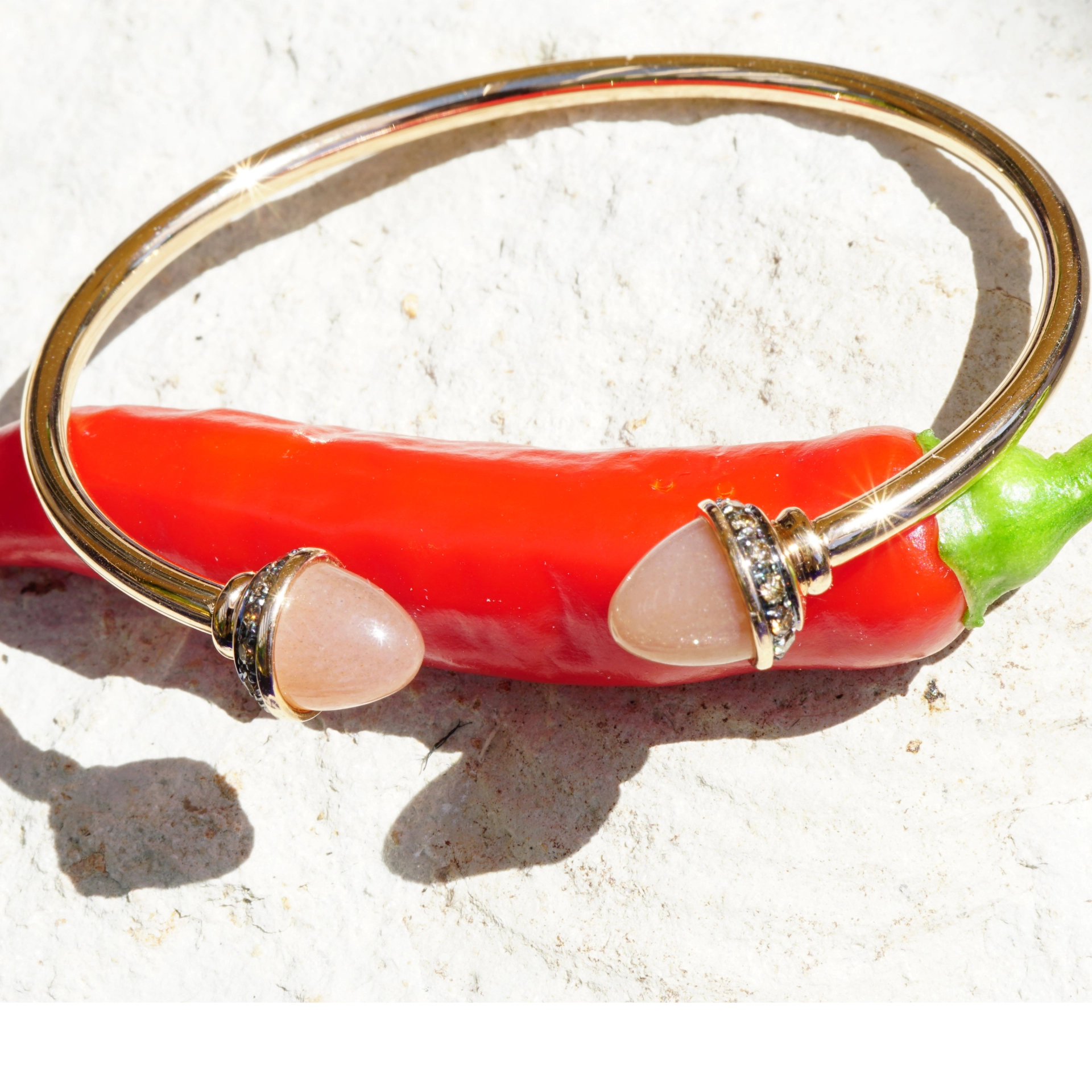 Moonstone and light brown Diamond Bracelet 18 kt Rosegold 5.80ct ...what a combination!