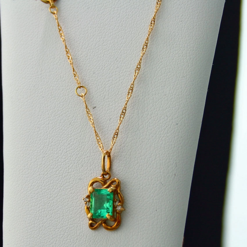 Anhänger mit Kette im Jugendstil, 750/-GG.