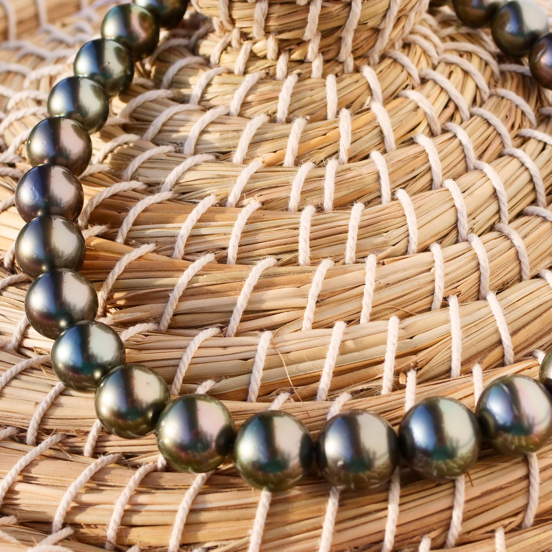 Tahiti Zuchtperl Collier 14,9-12 mm AAA-AA+ schwarz toller Peacock tolle Größe
