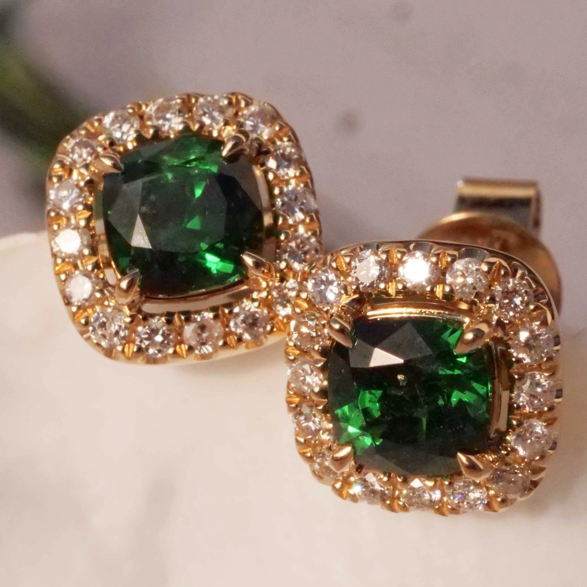 Tsavorith Brilliant Earstuds 18 kt Yellow Gold 1.42 ct 0.25 ct...what a amazing Color