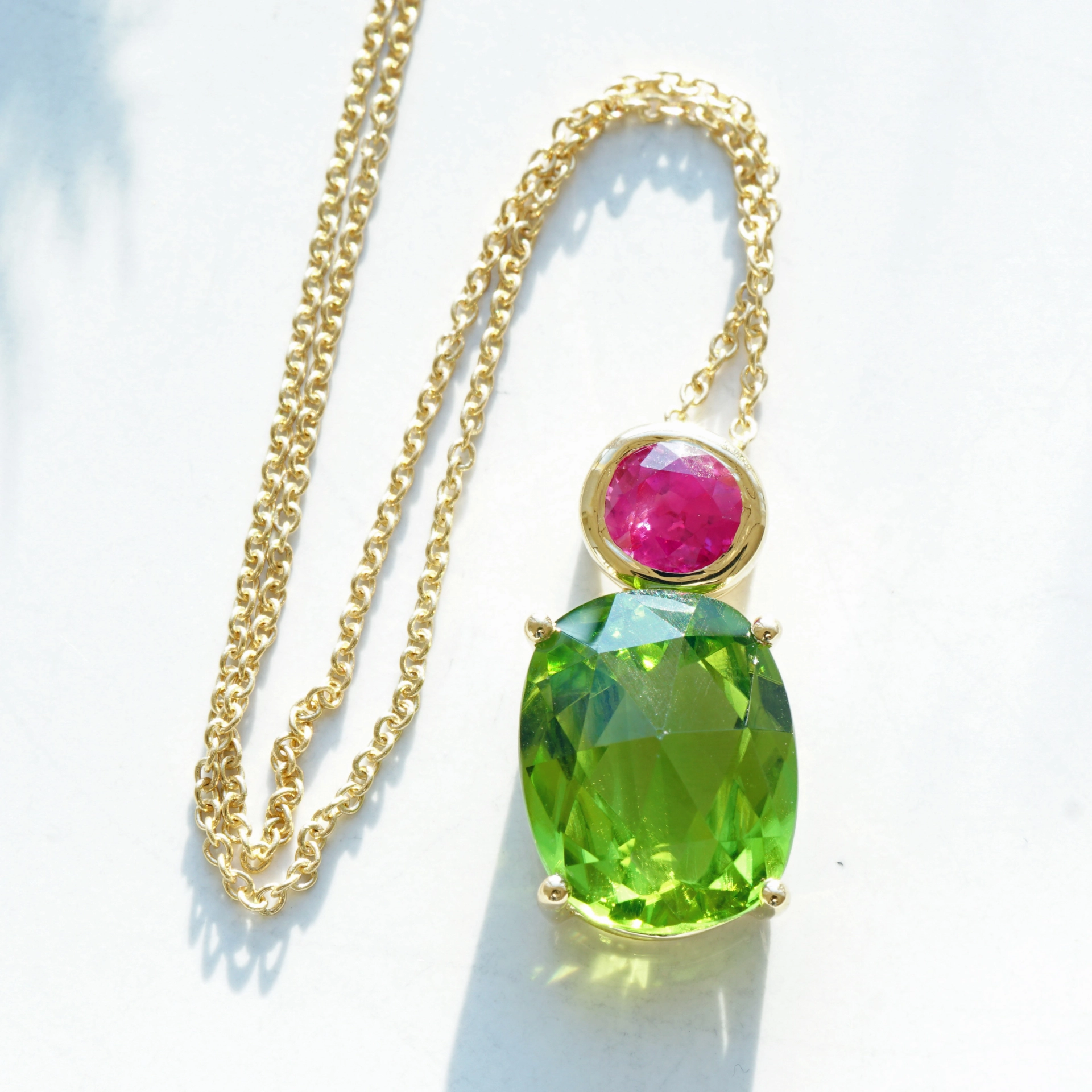 Rubin Peridot Anhänger m. Kette 750er Gelbgold 5.11 ct 0.63 ct AAA+