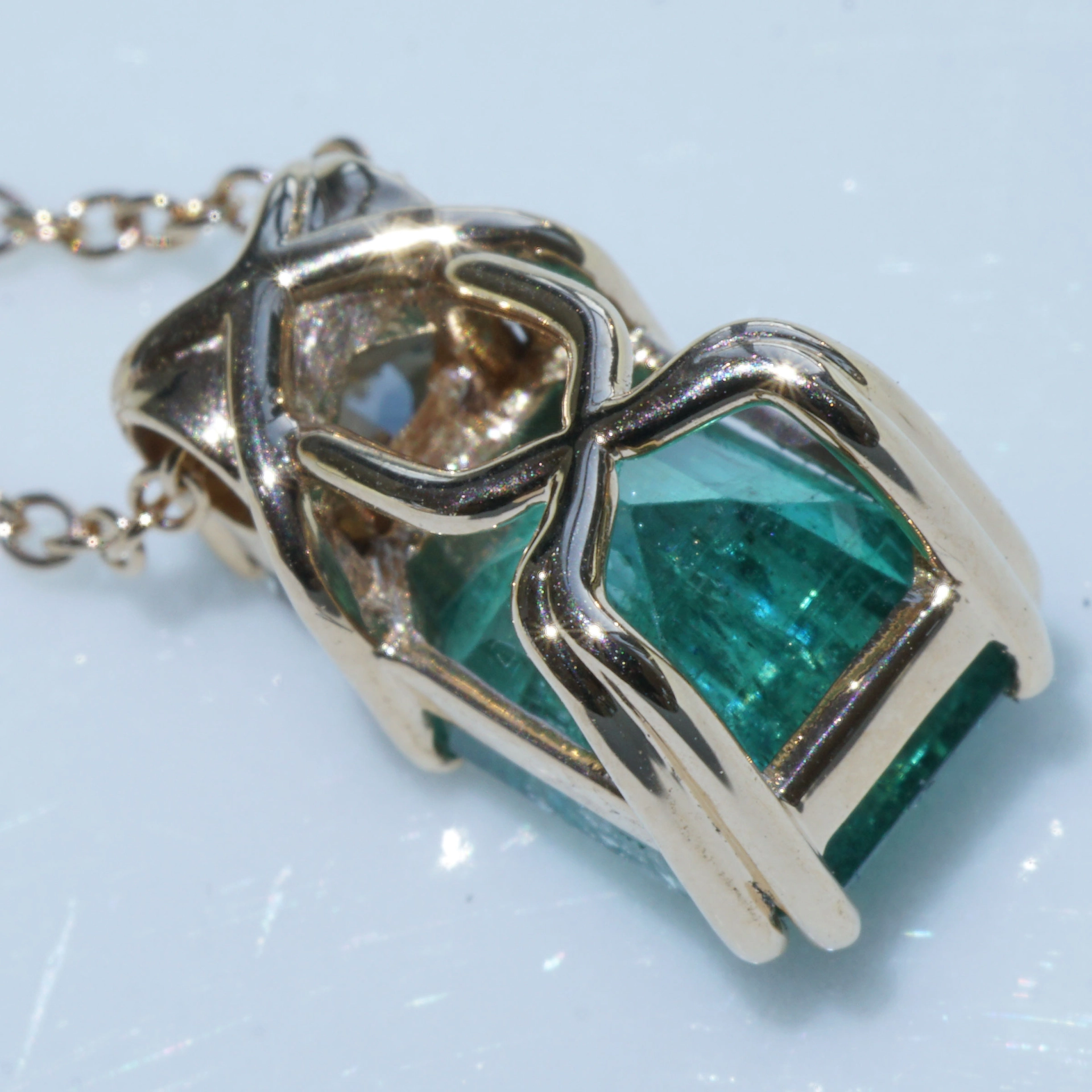 Sambia Emerald Brilliant Pendant with Chain 18 kt Yellow Gold 2.49 ct 0.51 ct IGI Expertise