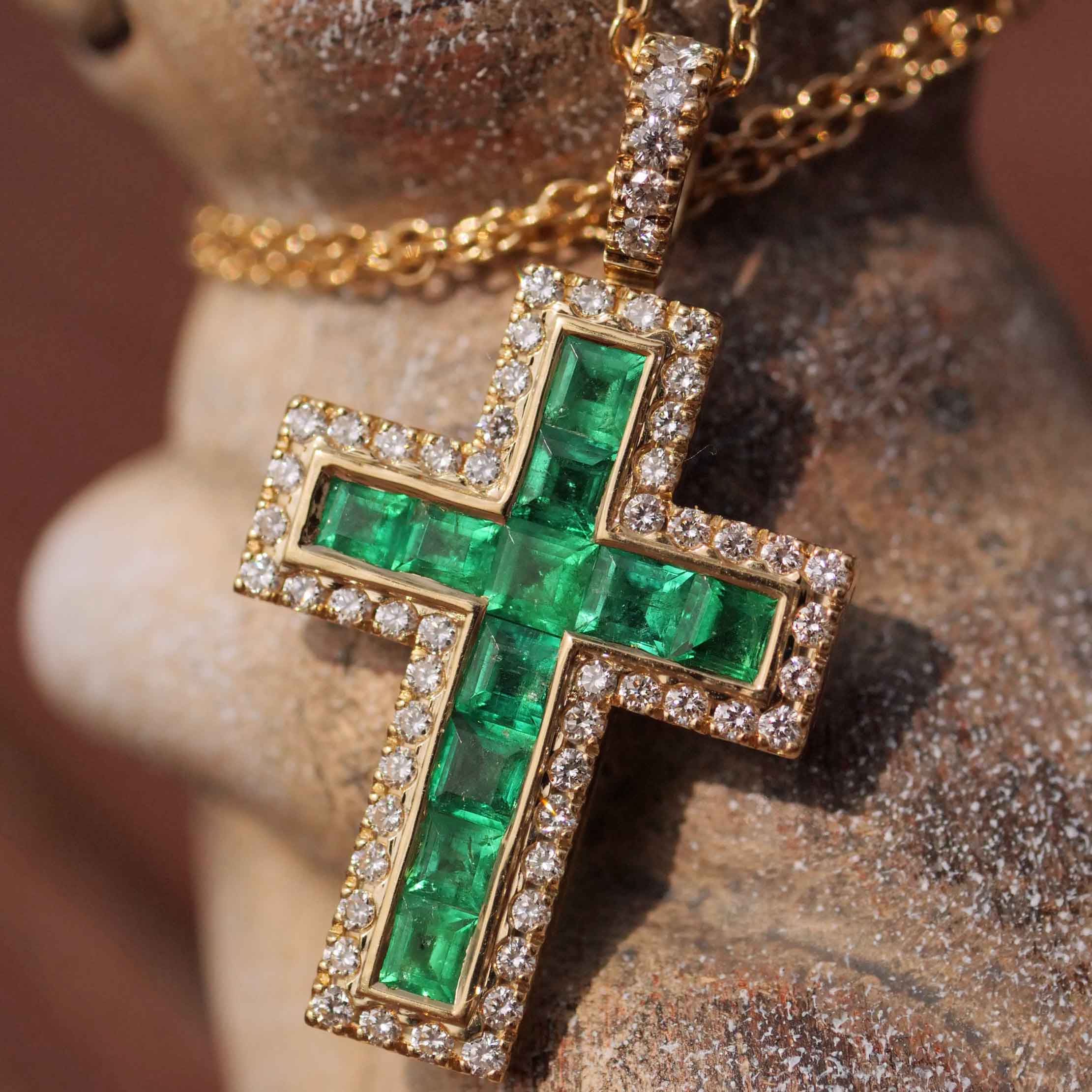 Bright Green AAA+ Panshir Emerald Brilliant Cross with Chain in 750 Yellow Gold - 0.98 ct 0.38 ct TW VS