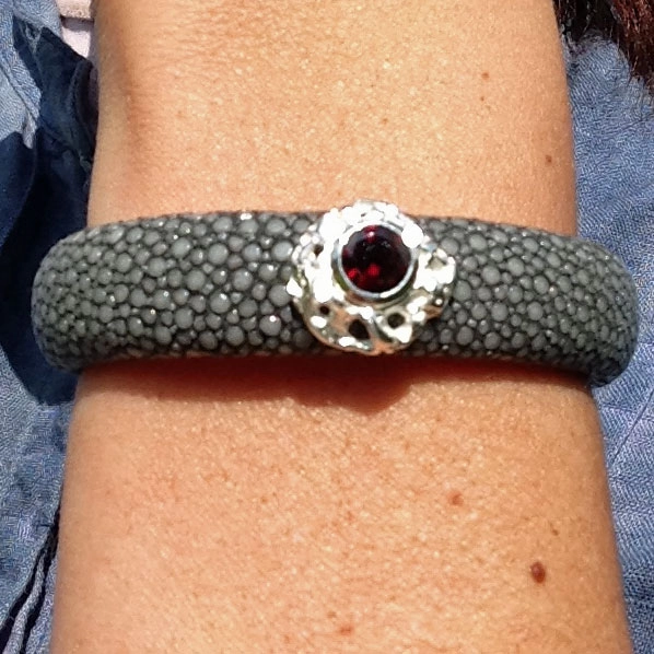 Granat-Rochenleder-Armreif, 925/-Silber