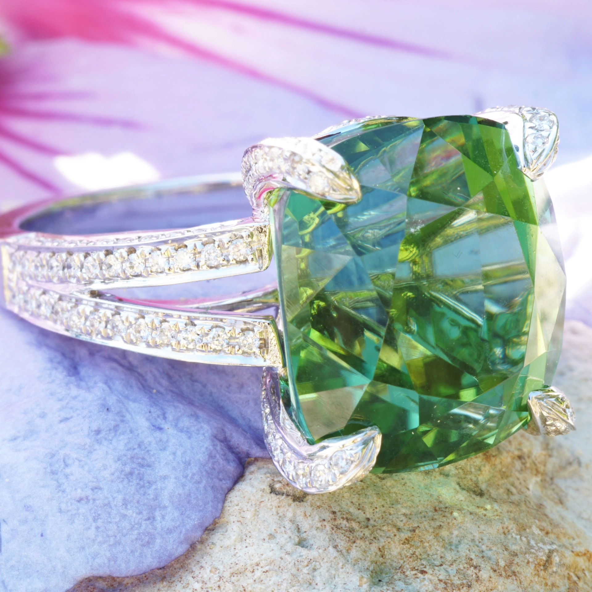 what a kind of magic...a magnific green light mint tourmalin, 14.64 ct, loupeclean