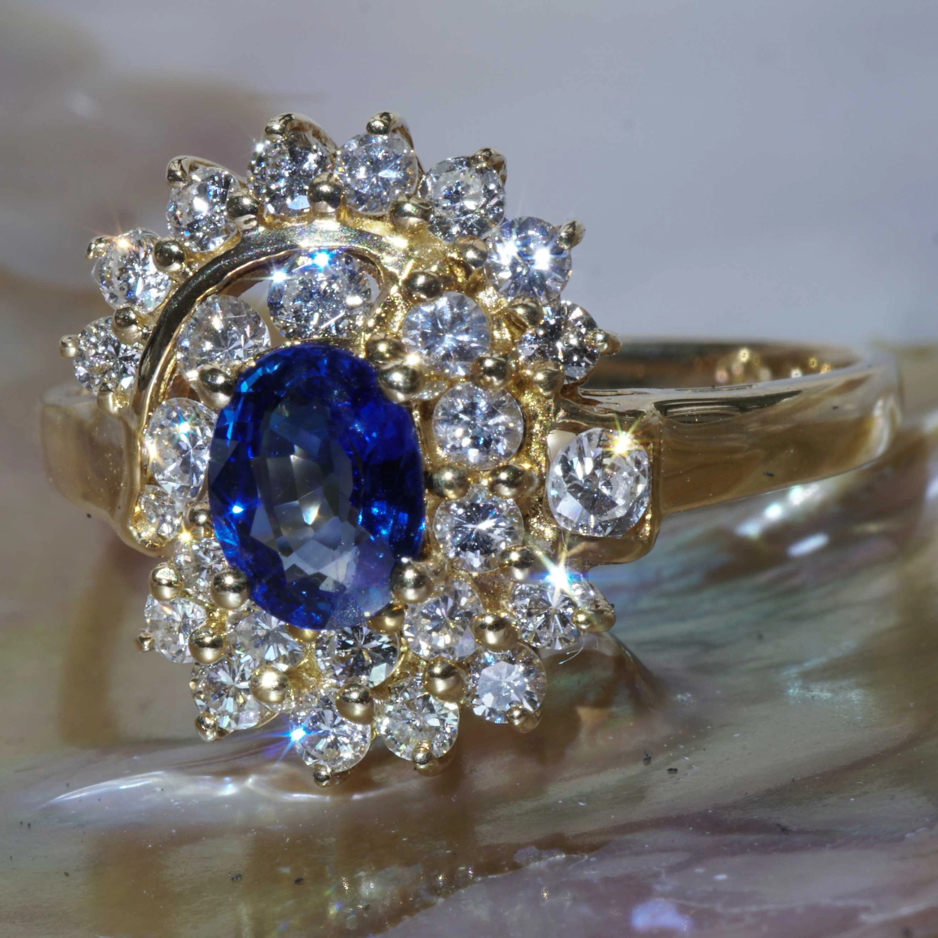 Sapphire Brilliant Ring 18kt Yellowgold 0.53 ct 0.65 ct wonderful royal Blue