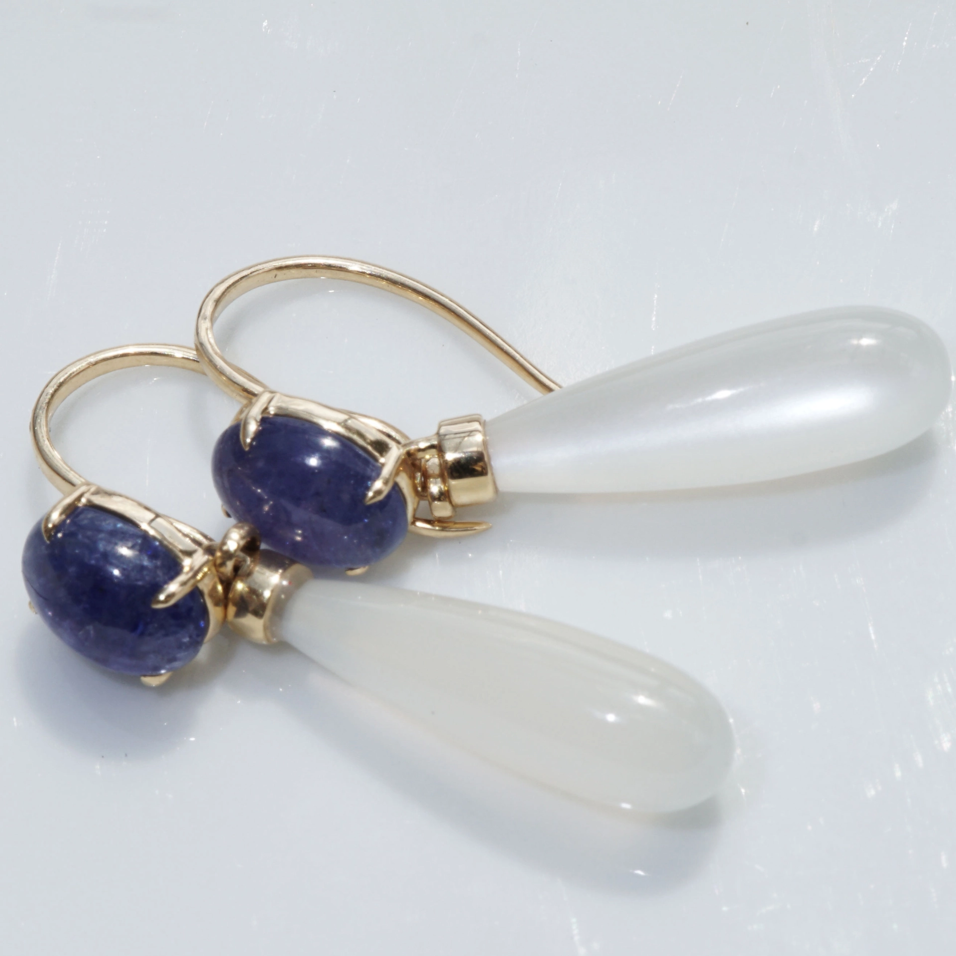 Moonstone Tanzanite Earrings 18 kt Yellowgold...natural Colors...wonderful Combination