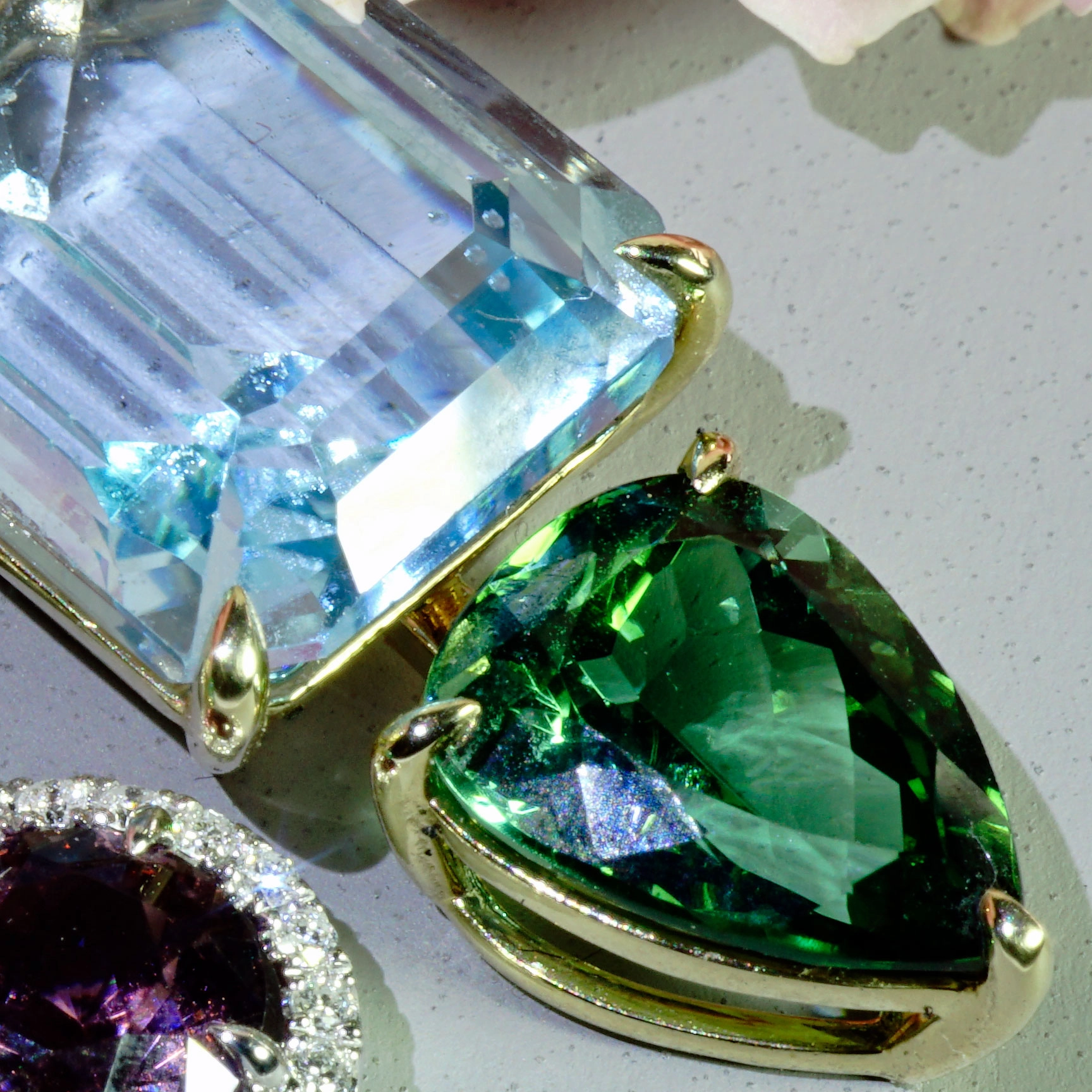 Turmalin Bluetopaz Pendant with incredible luminosity 18 kt Yellow Gold blue and  green 