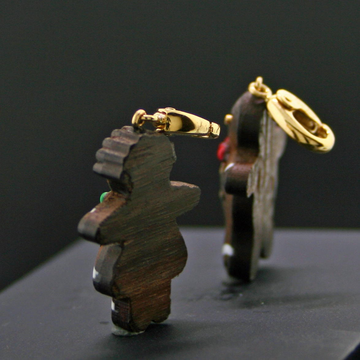 Edelstein-Lebkuchenmann und Lebkuchenfrau, 750-er Gelbgold, 18 kt.,