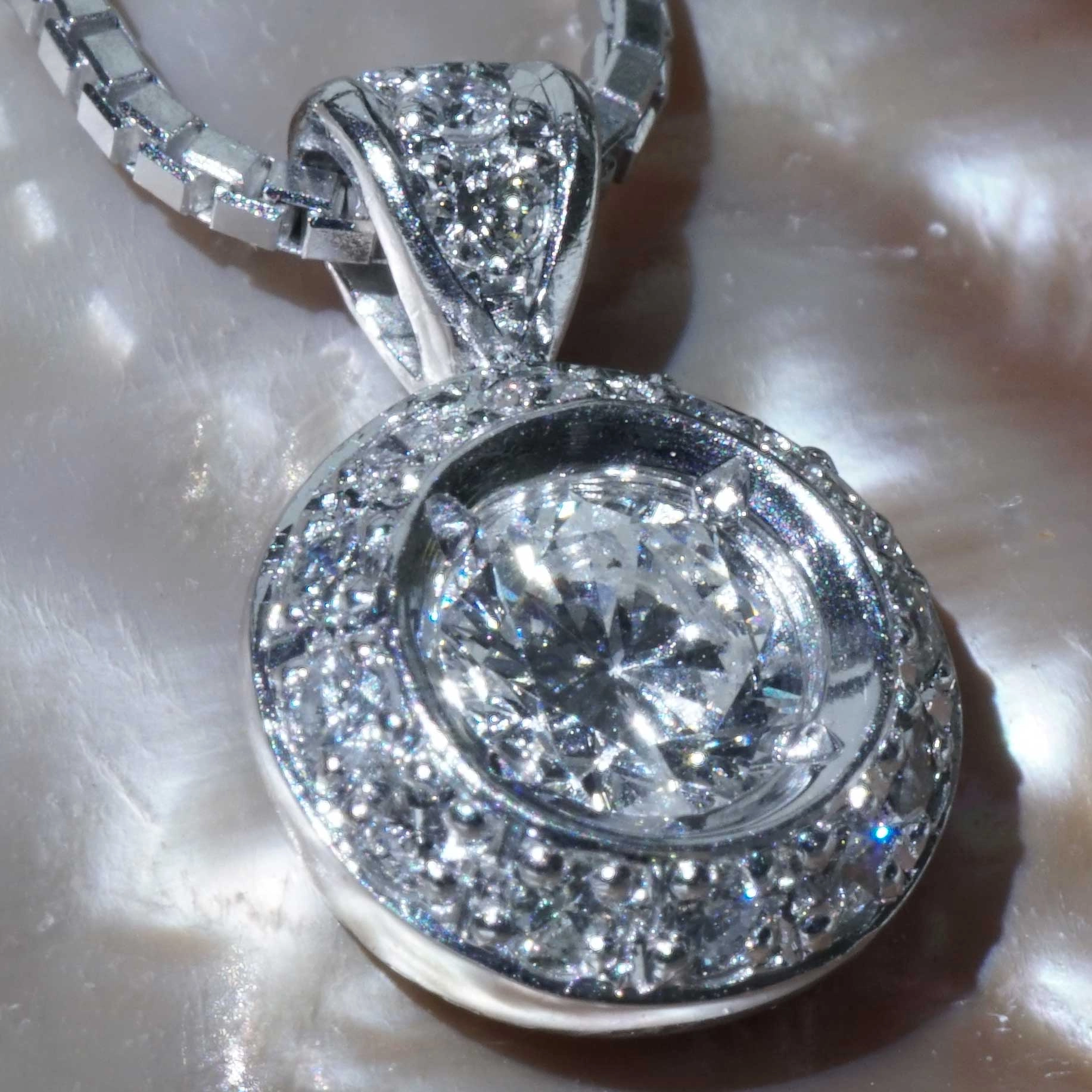 Brilliant Necklace 0.53 ct Solitaire with Halo Palladium 18 kt Whitegold