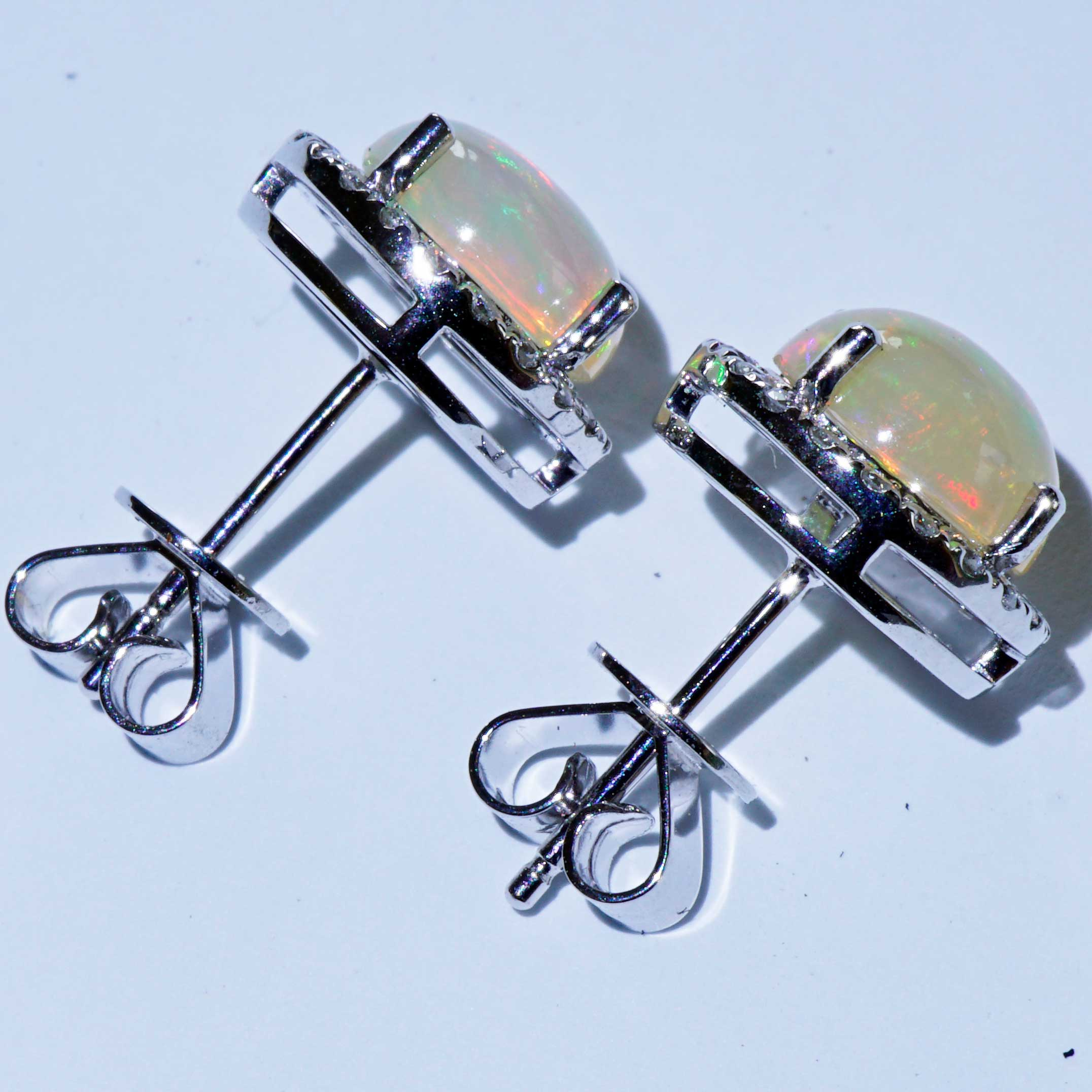 Brilliant Opal Ear Stud 18 kt Whitegold TW / VS lively fine transluzent Ethiopia