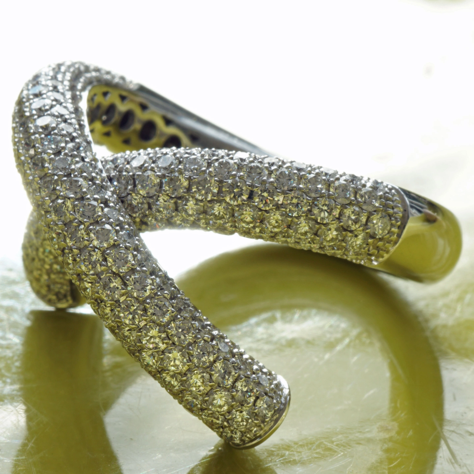 Give me a X....diamond Highlight, what a design! 18kt  whitegold, every diamond set with very professionell, approx. 3.42 ct