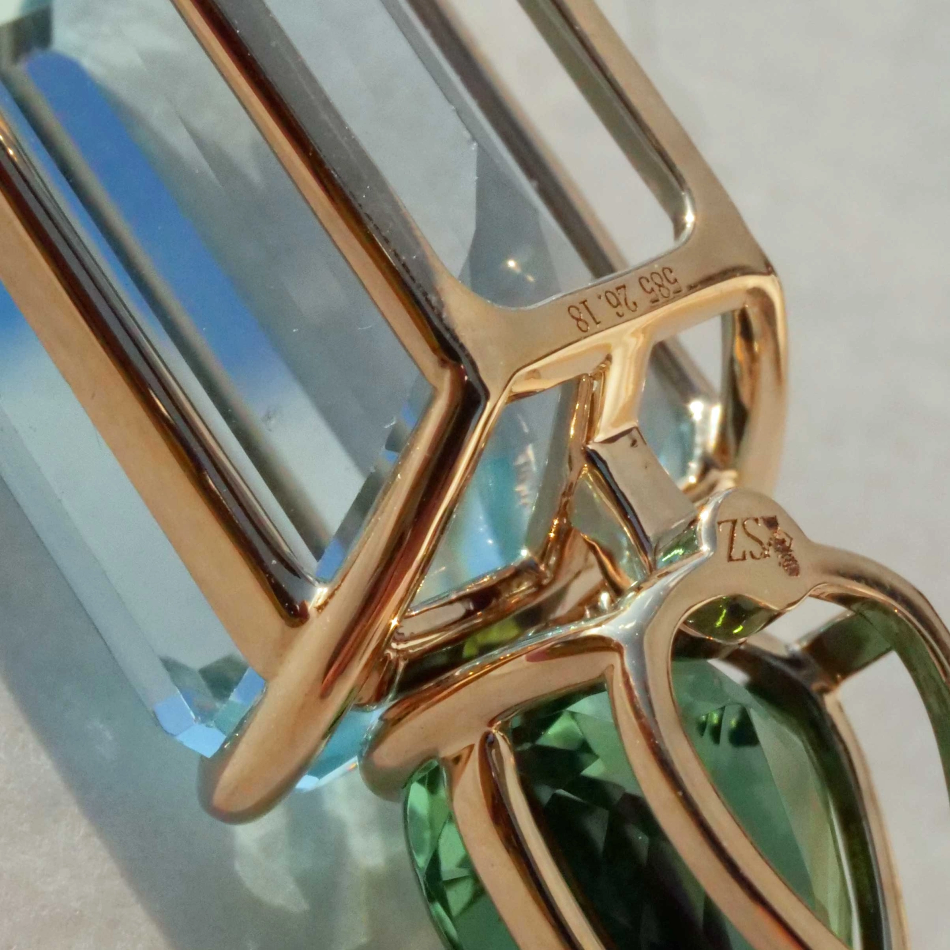 Turmalin Bluetopaz Pendant with incredible luminosity 18 kt Yellow Gold blue and  green 